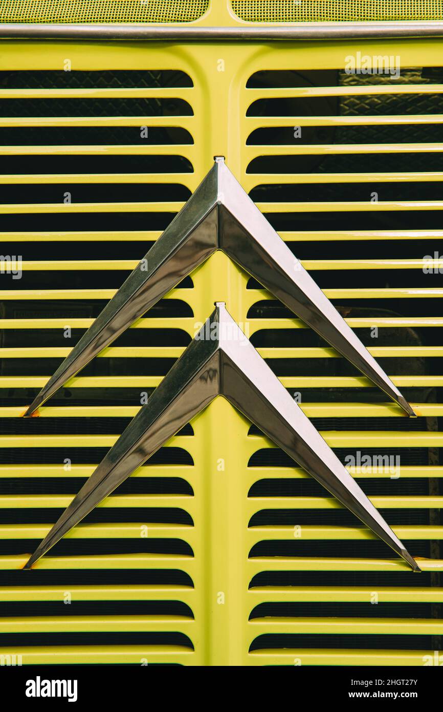 Fermer vue de l'ancien logo logotype signe de Citroën sur le capot de l'ancienne voiture rétro jaune. Banque D'Images