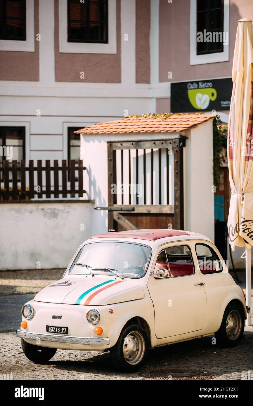 Vue de l'ancienne rétro Vintage blanc couleur Fiat Nuova 500 parking à la rue Banque D'Images