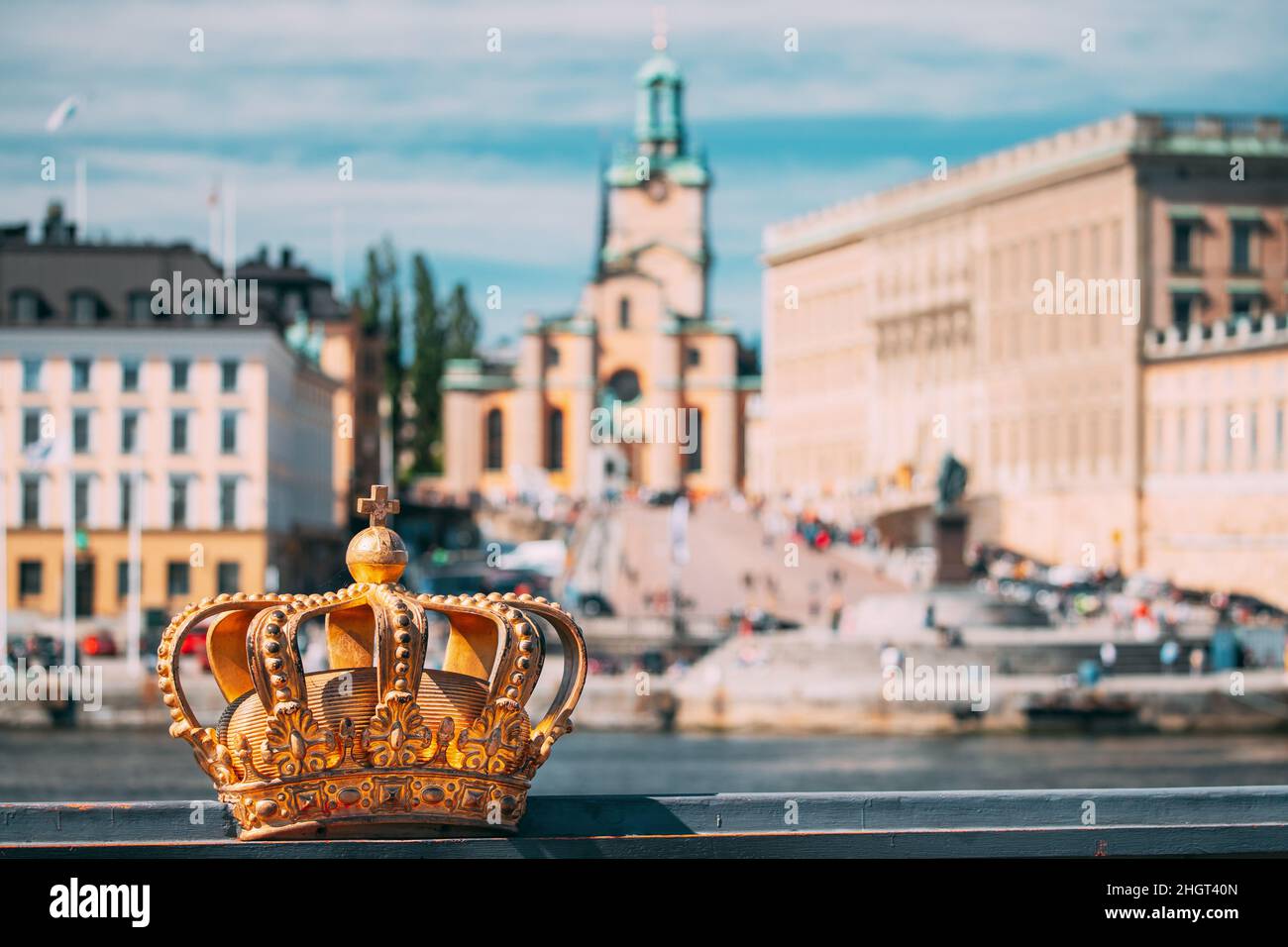 Stockholm, Suède. Skeppsholmsbron - Pont de Skeppsholm avec sa célèbre couronne d'or à Stockholm, en Suède. Célèbre site d'intérêt populaire Banque D'Images