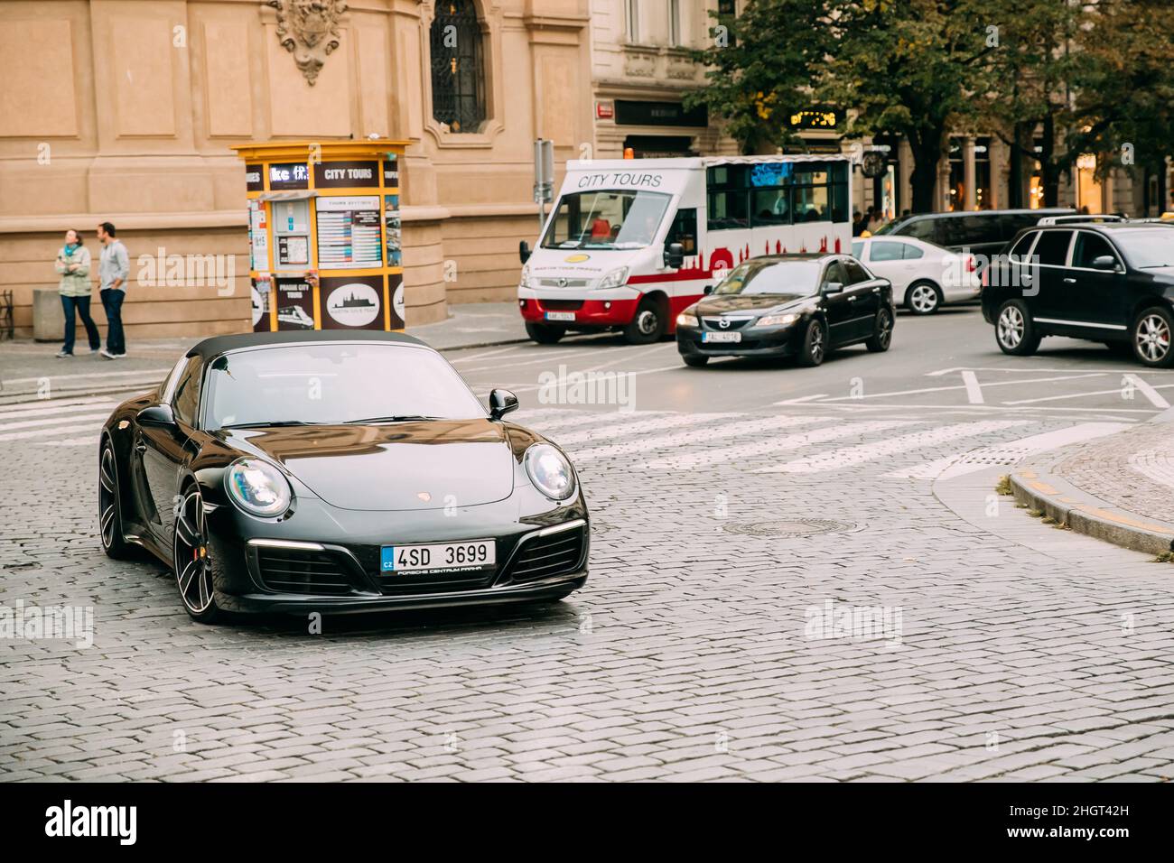 Vue de face de la Porsche 991 Targa 4S Noir en mouvement dans la rue.Voiture de deuxième génération Banque D'Images