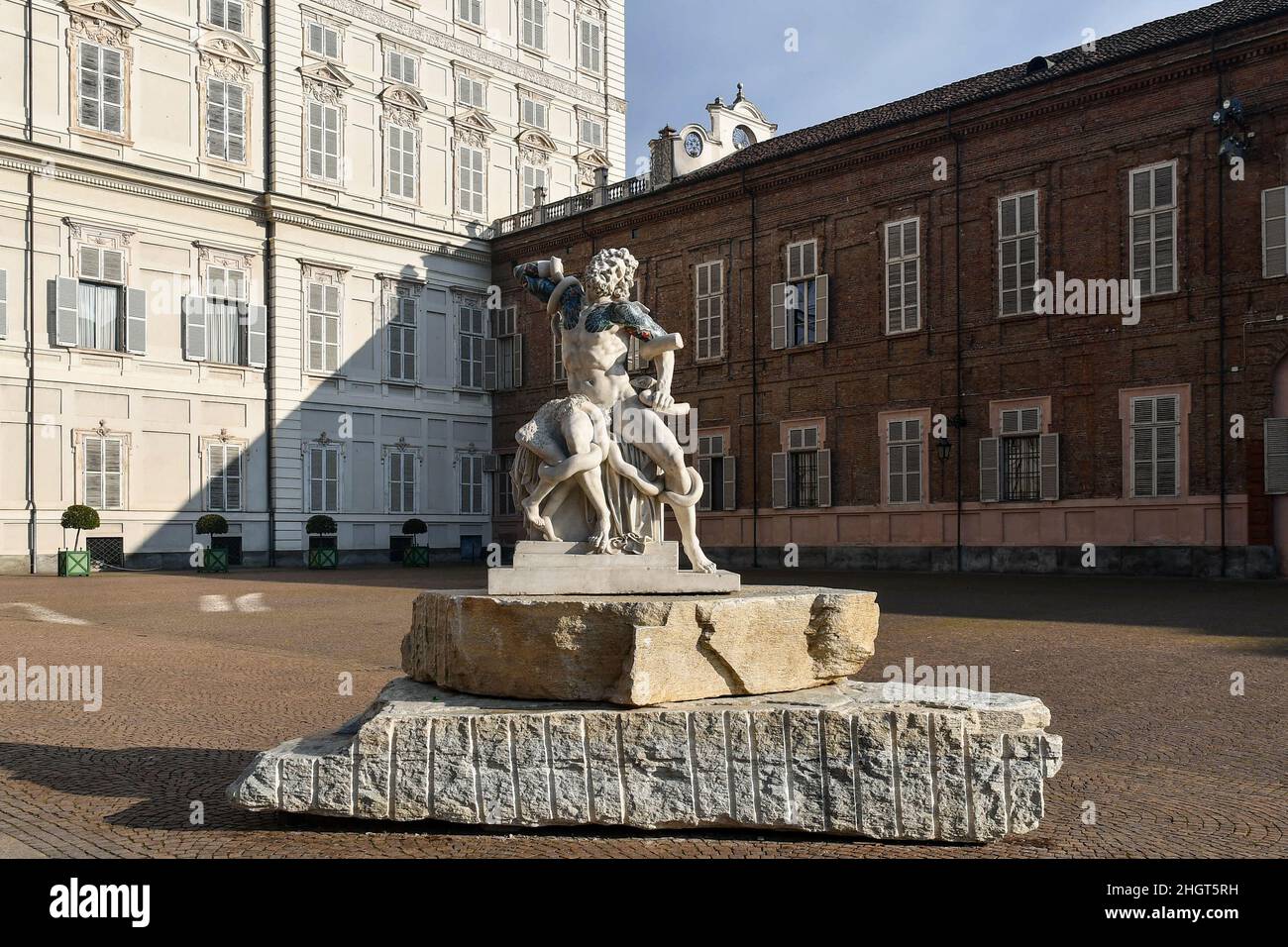 Statue de 'Laocoonte' à embout taté (2020) par l'artiste Fabio Viale devant le Palazzo Reale lors de l'exposition 'In Between', Turin, Piémont, Italie Banque D'Images
