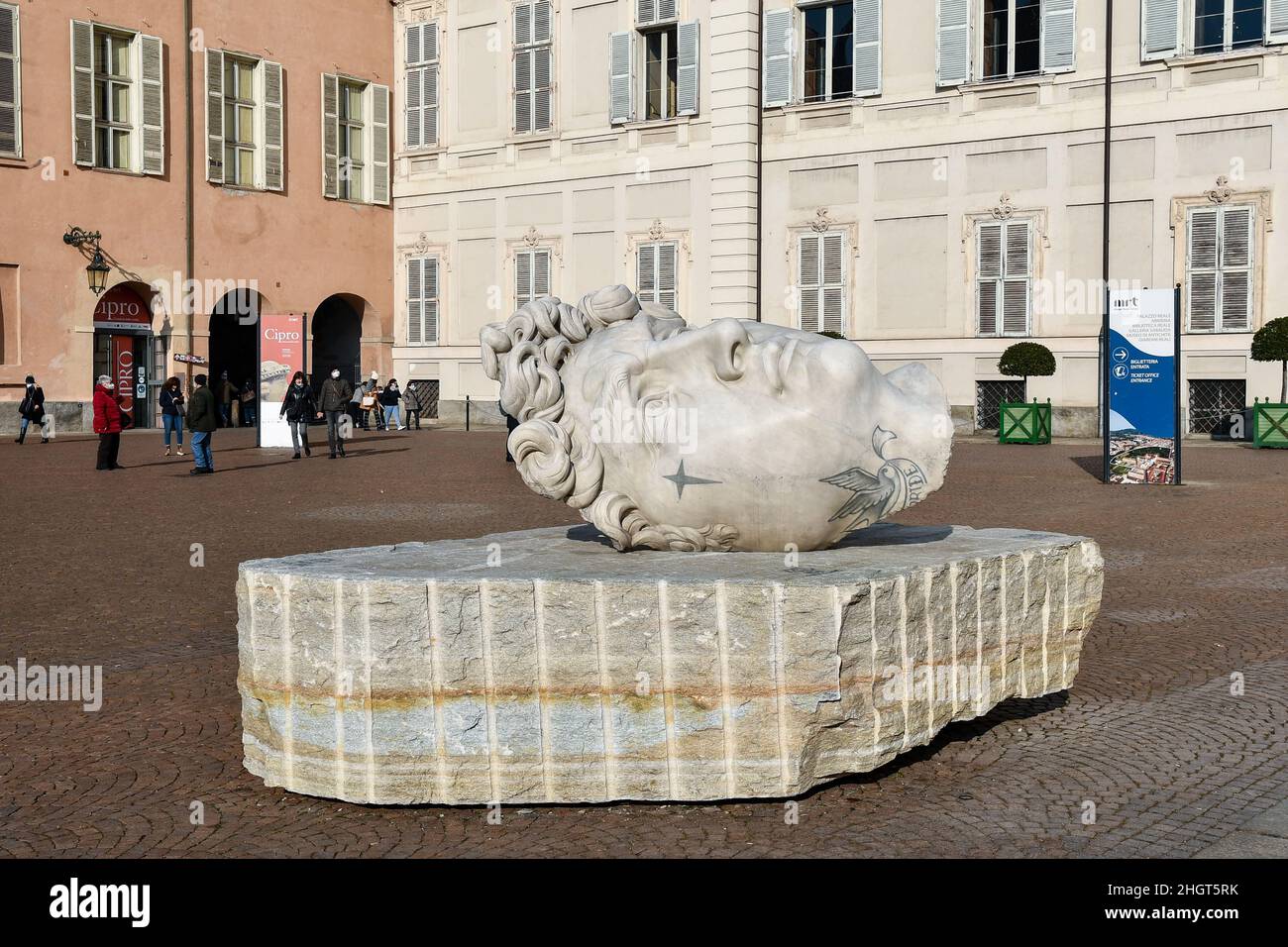 Statue de 'souvenir David' à embout tatté (2020) par l'artiste Fabio Viale devant le Palazzo Reale lors de l'exposition 'In Between', Turin, Piémont, Italie Banque D'Images