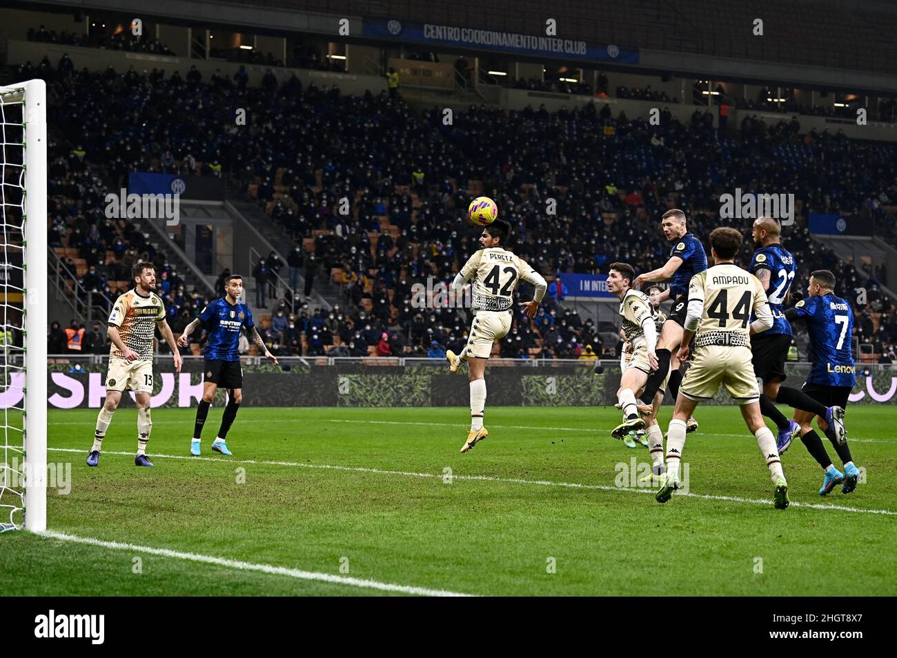 Milan, Italie.22 janvier 2022.Edin Dzeko du FC Internazionale marque le but gagnant d'un titre lors du match de football Serie A entre le FC Internazionale et le Venezia FC.Credit: Nicolò Campo/Alay Live News Banque D'Images