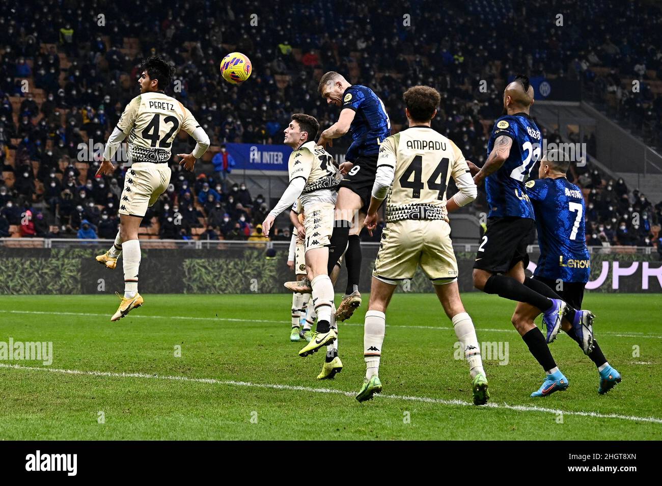 Milan, Italie.22 janvier 2022.Edin Dzeko du FC Internazionale marque le but gagnant d'un titre lors du match de football Serie A entre le FC Internazionale et le Venezia FC.Credit: Nicolò Campo/Alay Live News Banque D'Images