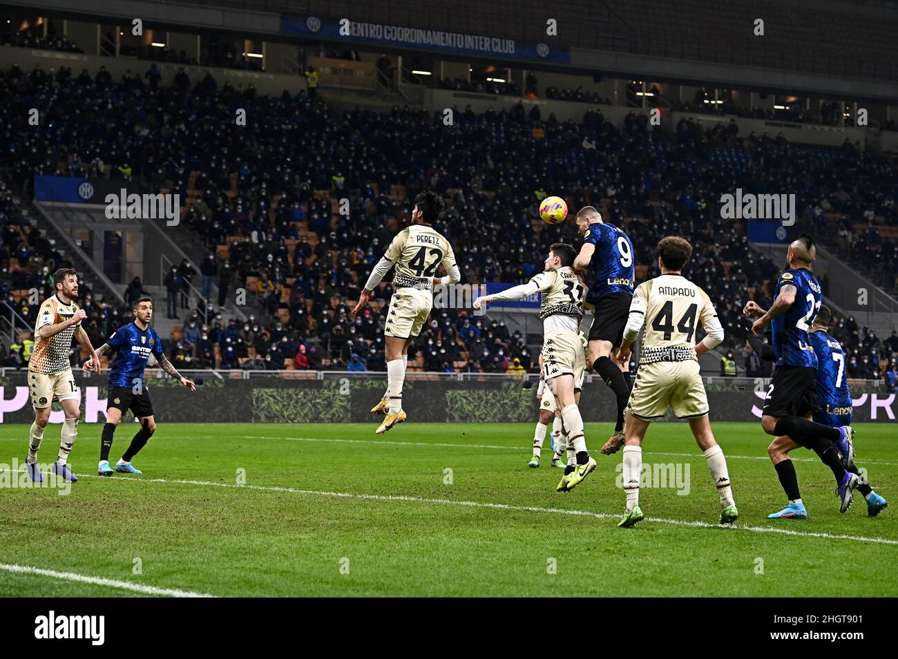 Milan, Italie.22 janvier 2022.Edin Dzeko du FC Internazionale marque le but gagnant d'un titre lors du match de football Serie A entre le FC Internazionale et le Venezia FC.Credit: Nicolò Campo/Alay Live News Banque D'Images