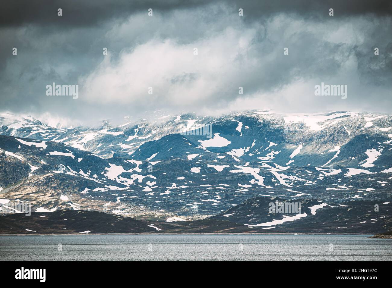 Oppland, lac Tyin, Norvège.Pierres sur la côte du magnifique lac Tyin en été Nuageux.Nature norvégienne.Oppland, lac Tyin, Norvège.Pierres sur la côte Banque D'Images