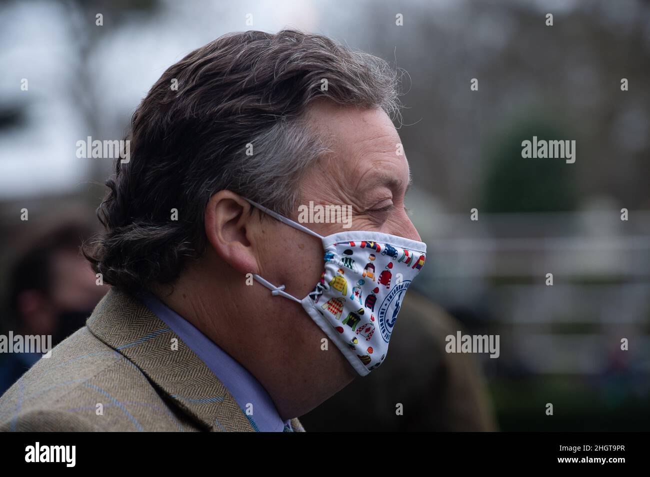 Ascot, Berkshire, Royaume-Uni.22nd janvier 2022.Sir Francis Brooke Bt, représentant de sa Majesté et président de l'hippodrome d'Ascot portant un masque facial aux couleurs des silks jockeys au SBK Clarence House Chase Raceday à l'hippodrome d'Ascot aujourd'hui.Crédit : Maureen McLean/Alay Live News Banque D'Images