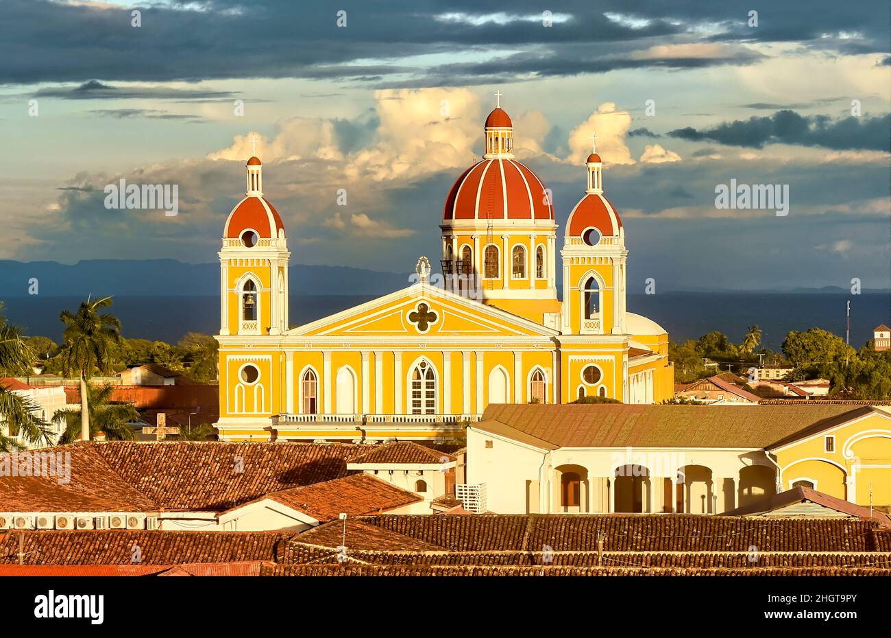La belle cathédrale néoclassique de Grenade et les toits de Grenade coloniale, Nicaragua Banque D'Images