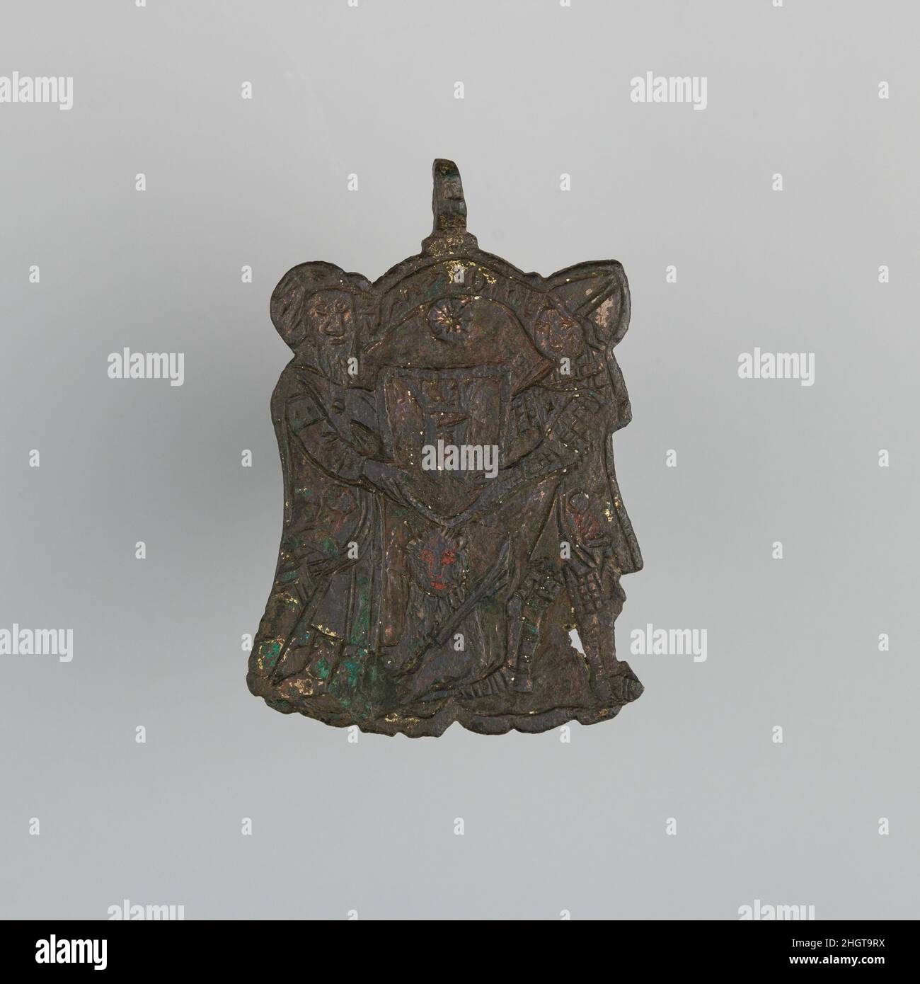 Porte-badge ou suspension de harnais ca.1400 l'espagnol, la Catalogne Heraldry, ou les armoiries, ont été d'une importance vitale en Europe tout au long du Moyen-âge et de la Renaissance.Des emblèmes héraldiques ont été utilisés pour identifier des familles nobles, des villes, des régions et même des pays.En plus d'être exposé sur des boucliers et des drapeaux, heraldry a été incorporé dans la décoration architecturale à l'intérieur et à l'extérieur des bâtiments, sur les meubles, les œuvres d'art, les vêtements et l'équipement de cheval.Les pendentifs harnais, comme dans cet exemple, auraient été attachés à une tête, une bride ou d'autres sangles qui font la fixation d'un cheval Banque D'Images