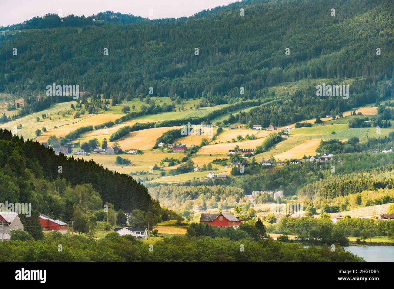 Byrkjelo, village du comté de Sogn og Fjordane, en Norvège. Beau ciel au-dessus du paysage rural norvégien. Lac Bergheimsvatnet dans Journée d'été. Et agricole Banque D'Images