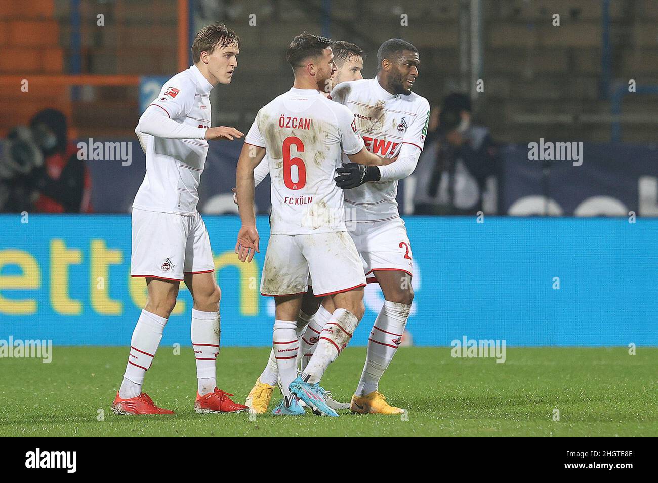 Bochum, Allemagne.22nd janv. 2022. Firo: 01/22/2022 Fuvuball, football, 1.Bundesliga, saison 2021/2022, VFL Bochum - 1.FC kV?ln, Koeln Anthony Modeste, pousses, le, but,à, 1:2, jubilation, applaudissements, avec et,Luca Kilian, Salih vñzcan Credit: dpa/Alay Live News Banque D'Images