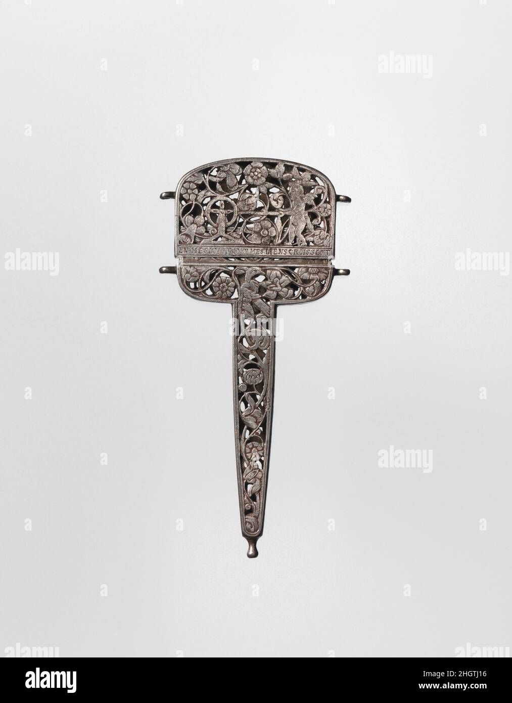 Ciseaux case 17th siècle français le perçage ornemental plutôt sophistiqué sur ce cas représente un moment transitoire: La langue est finalement tirée de motifs maniéristes tardifs (le feuillage défilant habité par putti froid), mais il attend aussi avec impatience le Baroque dans son traitement plus naturaliste des fleurs.Les cas de ciseaux avaient la fonction pratique de protéger les points de ciseaux, mais avaient aussi un sens dans les rites de mariage.Les étuis à ciseaux, souvent agrémentés de phrases en prose ou verset vantant les vertus de la fidélité et de l'amour, étaient des cadeaux traditionnels de mariage ou d'engagement Banque D'Images