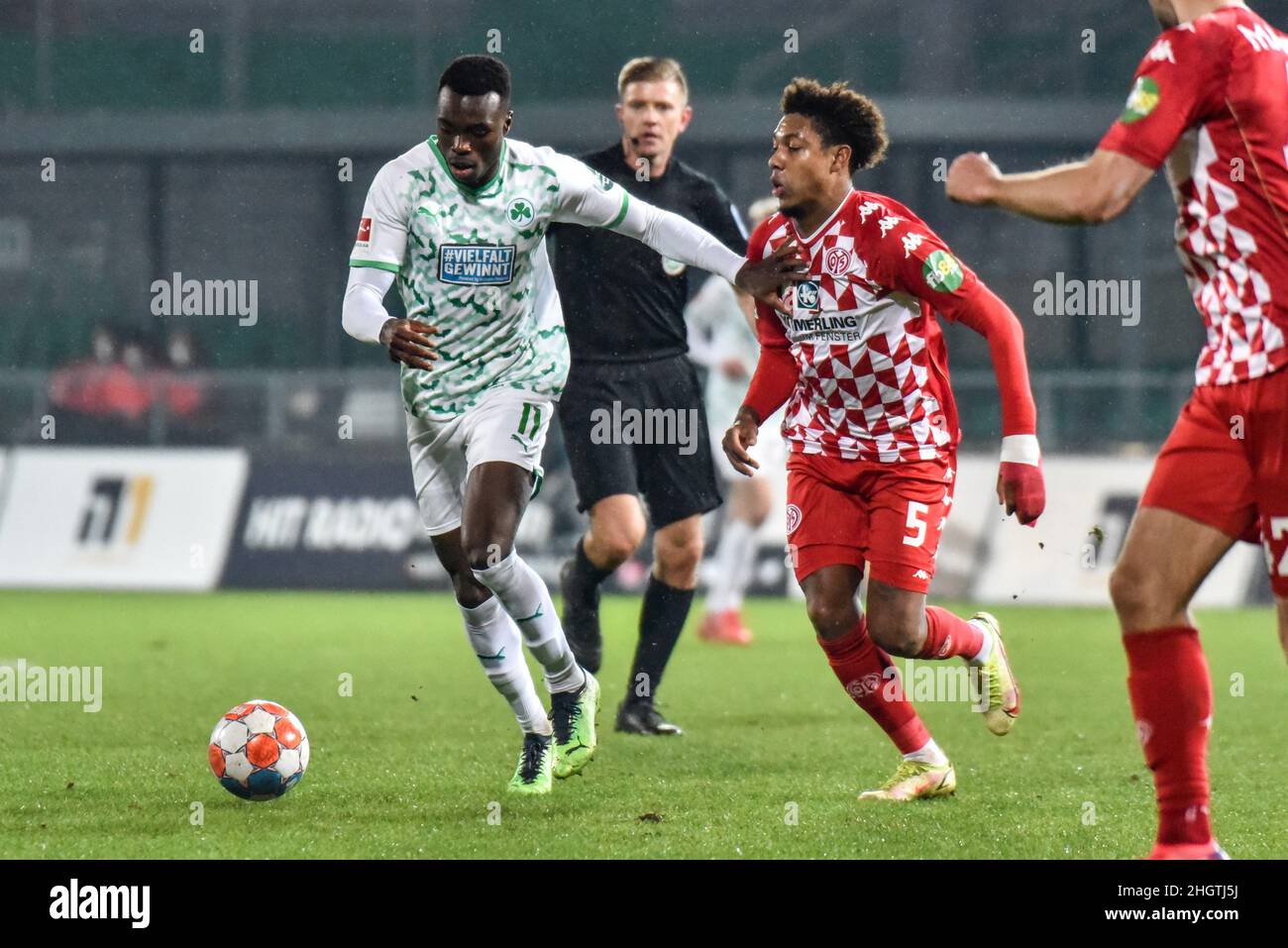 Allemagne ,Fuerth, Sportpark Ronhof Thomas Sommer - 22 janv. 2022 - Fussball, 1.Bundesliga - SpVgg Greuther Fuerth vs FSV Mainz 05 image: (FLTR) Dickson Abiama (SpVgg Greuther Fürth,11), Jean-Paul Boeetius (Mainz, 5) interdit l'utilisation de quasi-images ou de séquences vidéo Banque D'Images