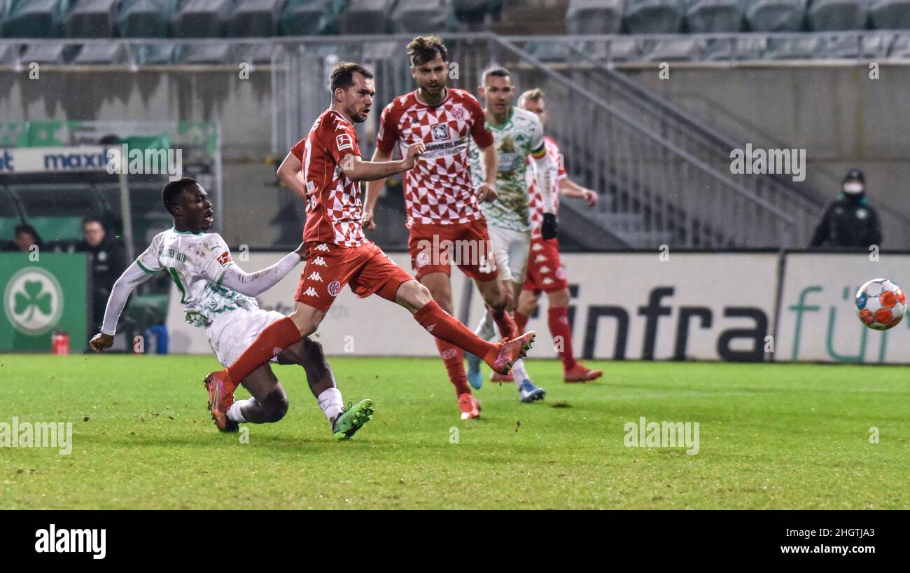 Allemagne ,Fuerth, Sportpark Ronhof Thomas Sommer - 22 janv. 2022 - Fussball, 1.Bundesliga - SpVgg Greuther Fuerth vs FSV Mainz 05 image: (FLTR) Dickson Abiama (SpVgg Greuther Fürth,11) en action.Les réglementations DFL interdisent toute utilisation de photographies comme séquences d'images ou quasi-vidéo Banque D'Images