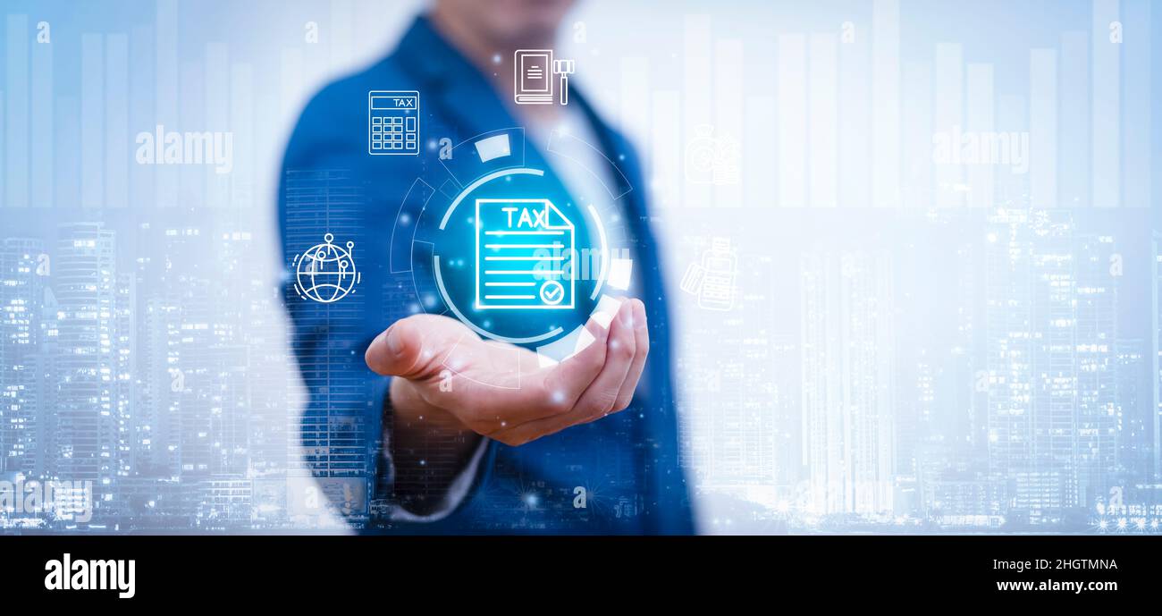 Concept de taxes optimisation de paiement finance d'affaires, homme d'affaires tenant des impôts bouton sur l'écran de technologie, l'impôt sur le revenu et la propriété, le contexte pour Banque D'Images