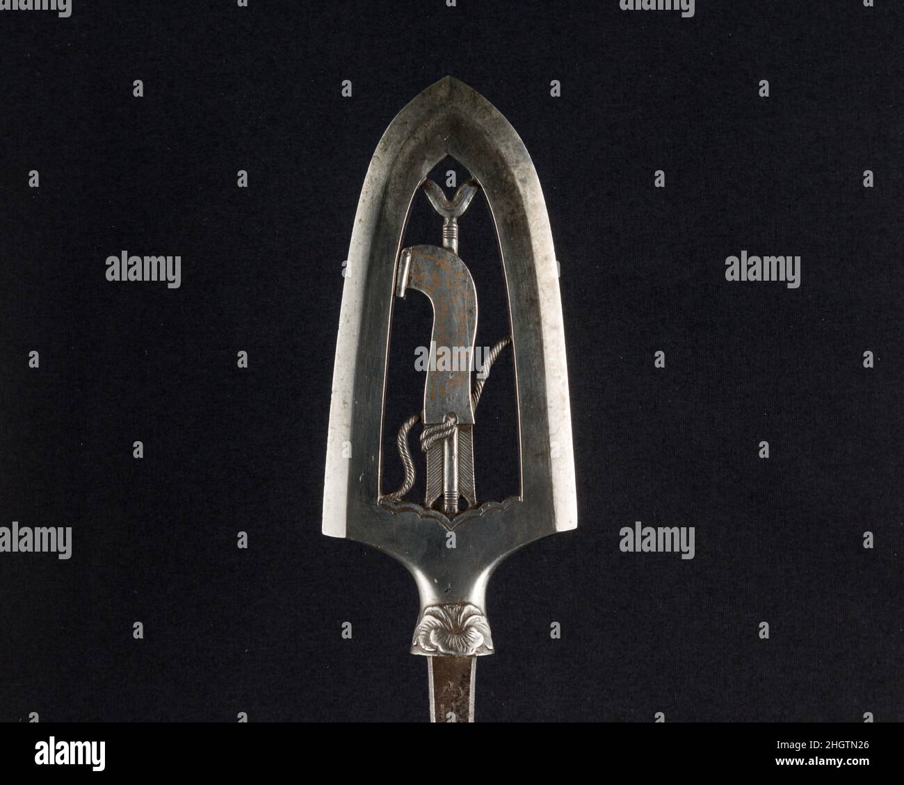 Arrowhead cérémonial (Yanone) daté de 1645 Umetada Motoshige grandes flèches japonaises, percées et ciselées avec des paysages, des oiseaux, des fleurs, des dragons et des divinités bouddhistes,ont été créés pour être admirés pour la beauté de leur travail de métaux et de conception plutôt que pour l'utilisation dans le tir à l'arc.Cette flèche est datée de 1645 et signée par Umetada Motoshige (mort en 1675), un membre de l'école Umetada des swordsmiths, des fabricants de tsuba et des ciseleurs de fer.Il appartient à un groupe de plus de trente pièces signées et datées de la collection du Metropolitan Museum (y compris les numéros de compte 32.75.318, .321, . Banque D'Images