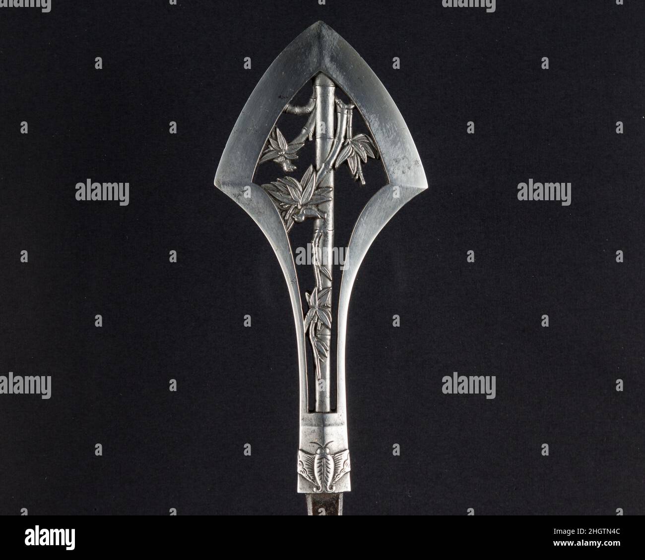 Cérémonie d'Arrowhead (Yanone) en août 1645 Umetada Motoshige Japonais grandes pointes de flèches, percées et ciselées avec des paysages, des oiseaux, des fleurs, des dragons, et des divinités bouddhistes,ont été créés pour être admirés pour la beauté de leur travail de métaux et de conception plutôt que pour l'utilisation dans le tir à l'arc.Cette flèche est datée de 1645 et signée par Umetada Motoshige (mort en 1675), un membre de l'école Umetada des swordsmiths, des fabricants de tsuba et des ciseleurs de fer.Il appartient à un groupe de plus de trente pièces signées et datées de la collection du Metropolitan Museum (y compris les numéros de compte 32.75.318, Banque D'Images