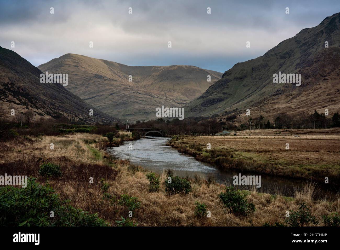 Une rivière et la tourbe brune couvraient les montagnes dans le parc national du Connemara, comté de Galway Irlande en automne. Banque D'Images