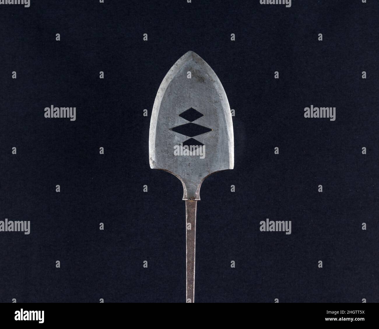 Arrowhead (Yanone) 18th siècle japonais bien qu'aujourd'hui les guerriers japonais sont les plus renommés pour leur travail à l'épée, le tir à l'arc, en particulier à cheval, a été une partie essentielle de la guerre et de la culture samouraïs pendant des siècles.Les flèches étaient équipées de têtes de forme variable selon leur usage prévu dans la guerre, la chasse ou la pratique de la cible.Les pointes de flèches destinées à être utilisées sur le champ de bataille ont été conçues pour des applications spécialisées telles que le perçage d'armures ou pour causer des dommages maximum aux chevaux et au personnel non blindé. Grandes pointes de flèches, percées et ciselées avec la Banque D'Images