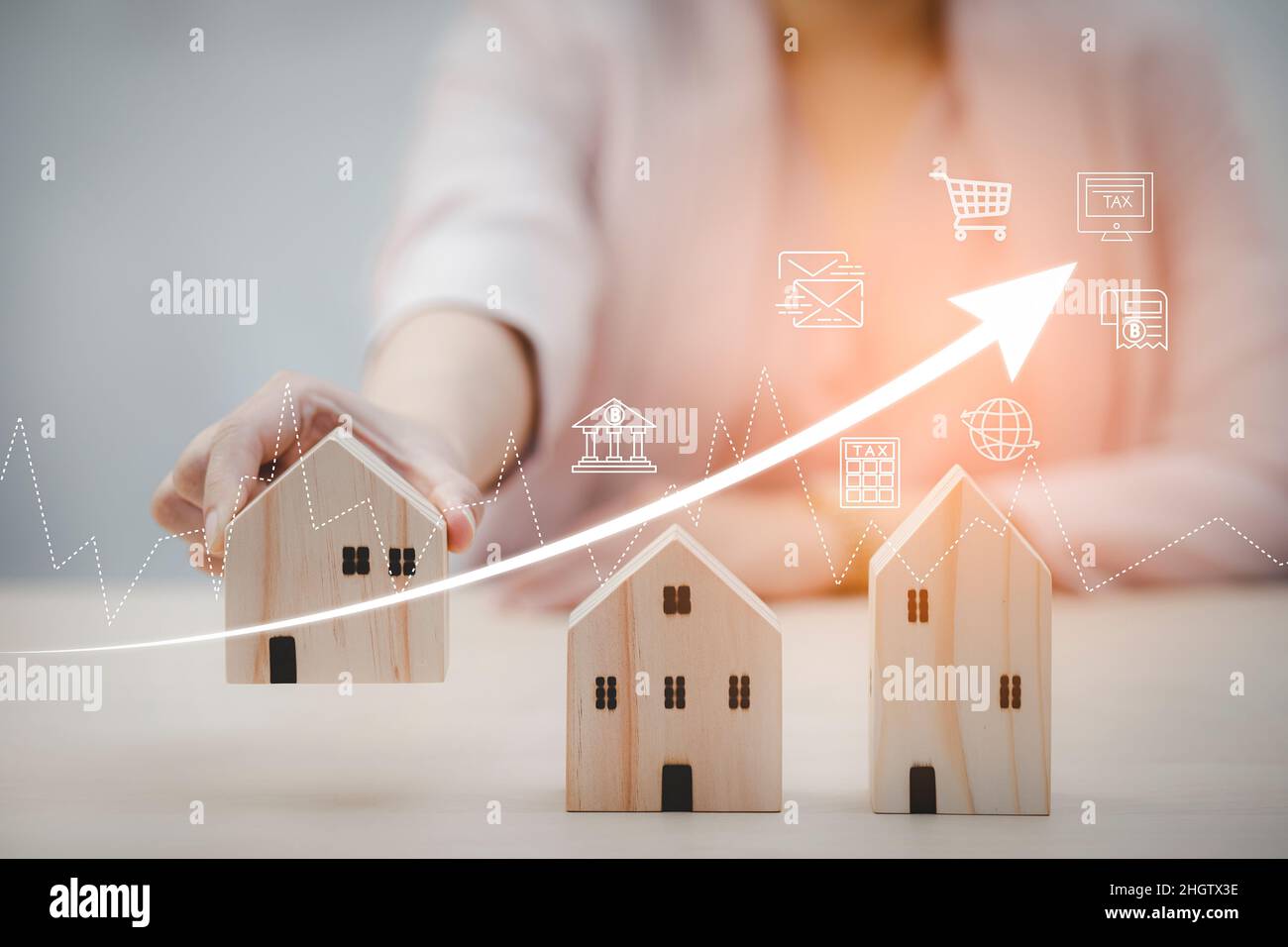 Femme d'affaires et mini maison en bois modèle et cubes en bois d'affaires de modèle sur table en bois, planification achat immobilier, planification pour acheter la propriété.Accueil Banque D'Images