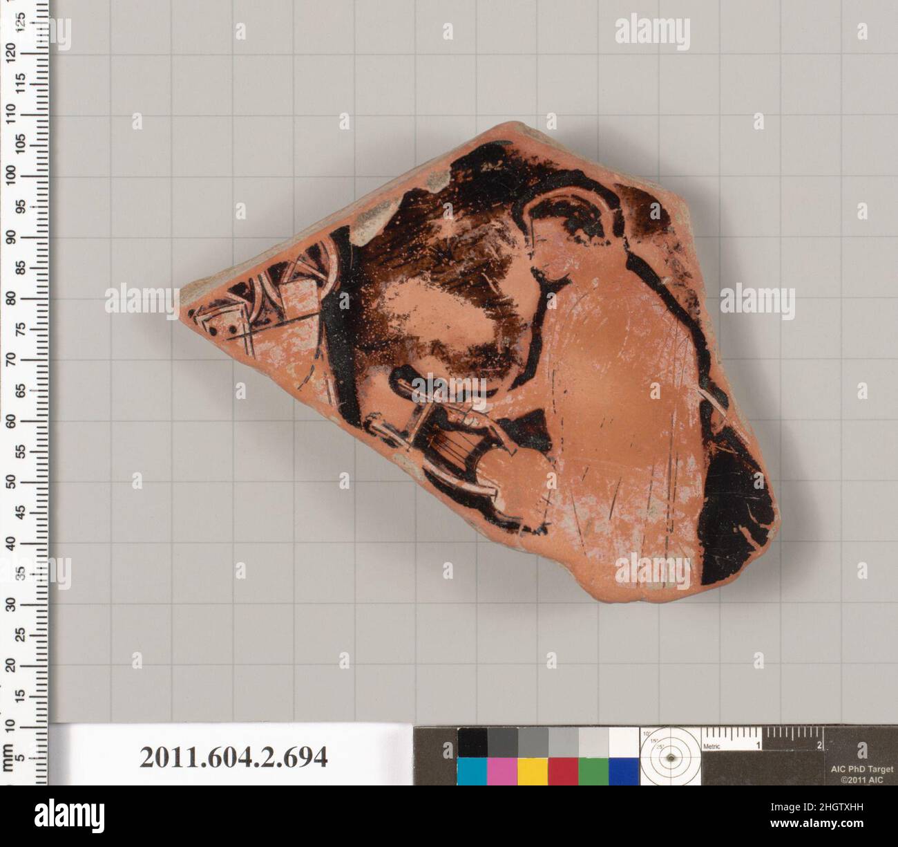 Fragment de terre cuite d'un calice-krater (bol pour mélanger le vin et l'eau) 3rd quart du siècle 5th C.-B. grec, Attique dessus d'un trépied; drapé mâle à gauche tenant une lyre dans sa main droite.Fragment de terre cuite d'un calice-krâter (bol pour mélanger le vin et l'eau).Grec, Attique.3rd quart du 5th siècle avant J.-C..Terre cuite, figure rouge.Classique.Vases Banque D'Images