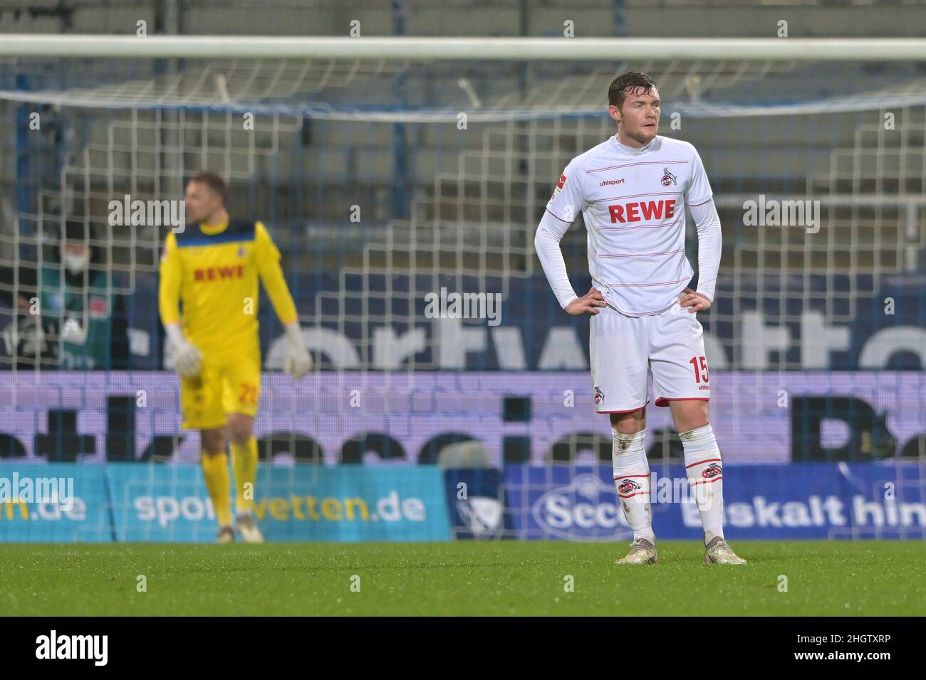 Bochum, Allemagne.22nd janvier 2022.Football: 1st Bundesliga, VfL Bochum - 1.FC Köln, Matchday 20, Vonovia Ruhrstadion: Luca Kilian (r) de Cologne est déçu après avoir concédé l'objectif de faire 2-2.Crédit : David Inderlied/dpa - REMARQUE IMPORTANTE :Conformément aux exigences de la DFL Deutsche Fußball Liga et de la DFB Deutscher Fußball-Bund, il est interdit d'utiliser ou d'avoir utilisé des photos prises dans le stade et/ou du match sous forme de séquences et/ou de séries de photos de type vidéo./dpa/Alay Live News Banque D'Images