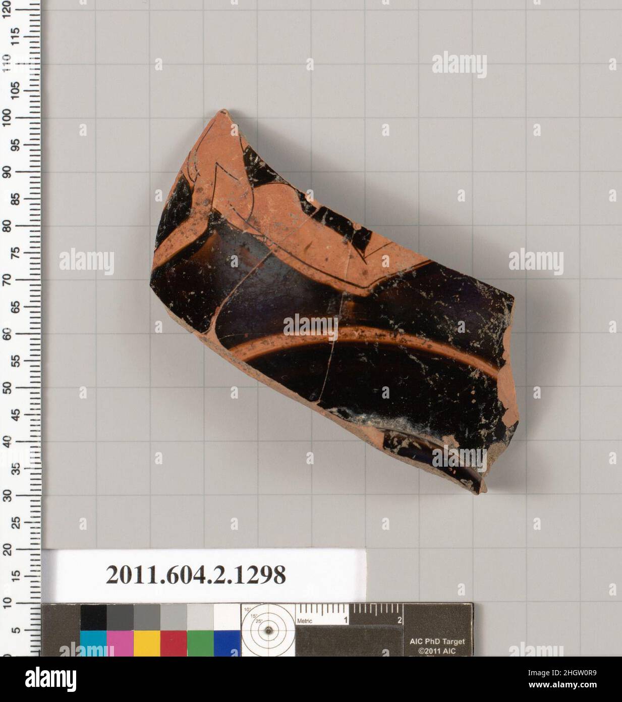 Fragment de terre cuite d'un skyphos (coupe profonde) deuxième quart du siècle 5th av. J.-C. grec, Attic ailé jeune à gauche avec le bras gauche plié, et le bras droit étendu; en dessous d'une ligne de terre.Fragment de terre cuite d'un skyphos (tasse profonde).Grec, Attique. Deuxième quart du siècle 5th avant J.-C..Terre cuite, figure rouge.Classique.Vases Banque D'Images