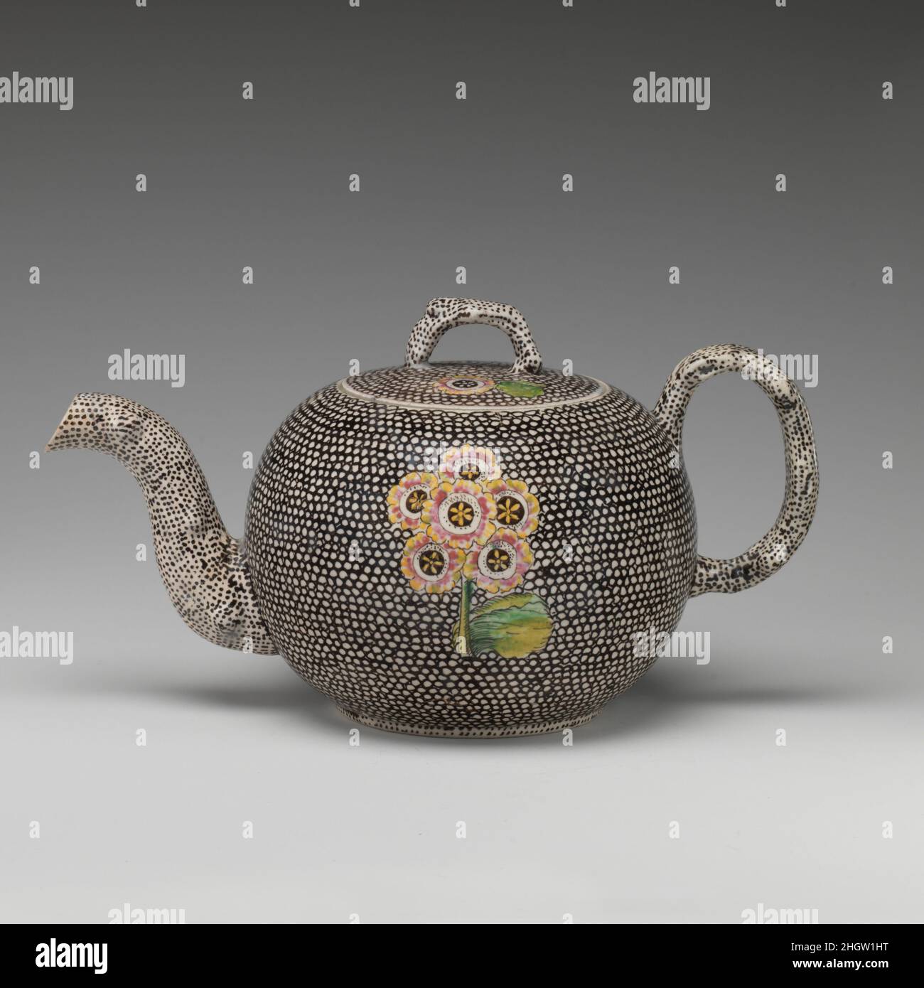 Théière env.1765 British, Staffordshire.Théière.Britannique, Staffordshire. CA.1765. Grès vernissé au sel avec décoration en émail.Céramique-Poterie Banque D'Images