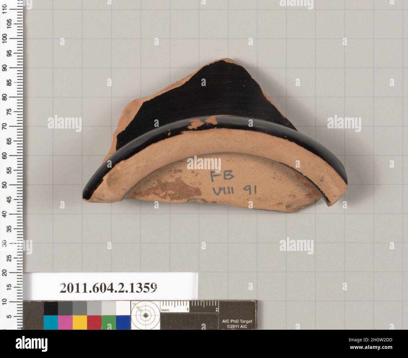 Fragment de terre cuite d'un puits de ciel (coupe profonde) deuxième quart du siècle 5th av. J.-C. grec, Attique partie du corps inférieur d'un puits de ciel; pied de tore avec bord extérieur vitré; la surface de repos est non vitrifiée; la paroi intérieure du pied est vitrifiée;le dessous du pied n'est pas vitré.Fragment de terre cuite d'un skyphos (tasse profonde).Grec, Attique. Deuxième quart du siècle 5th avant J.-C..Terre cuite, figure rouge.Classique.Vases Banque D'Images