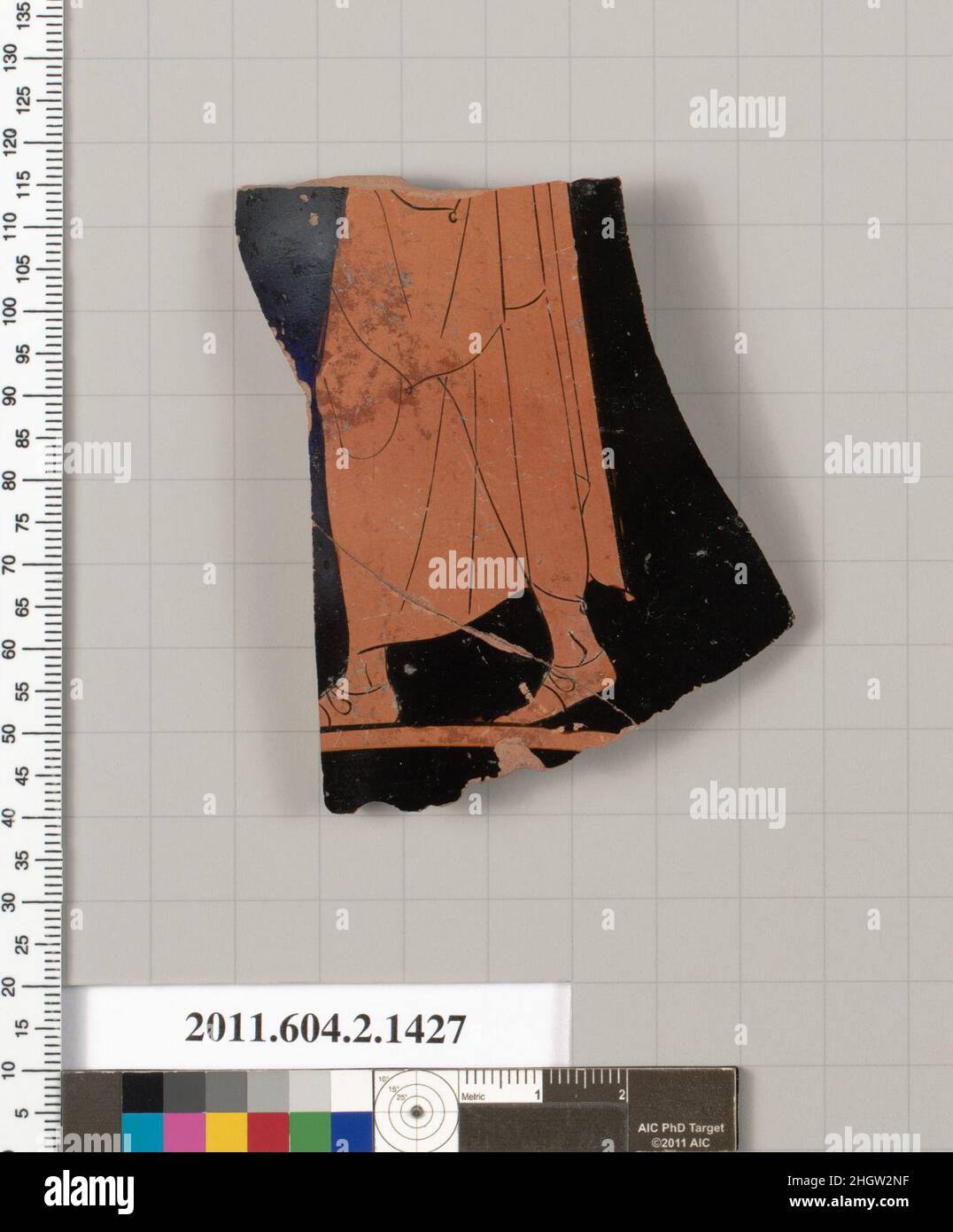 Fragment de terre cuite d'un skyphos (tasse profonde de boisson) deuxième quart du siècle 5th av. J.-C. grec, Attique partie d'un mâle drapé à gauche, avec des pieds de gazon.Fragment de terre cuite d'un skyphos (tasse profonde).Grec, Attique. Deuxième quart du siècle 5th avant J.-C..Terre cuite, figure rouge.Classique.Vases Banque D'Images