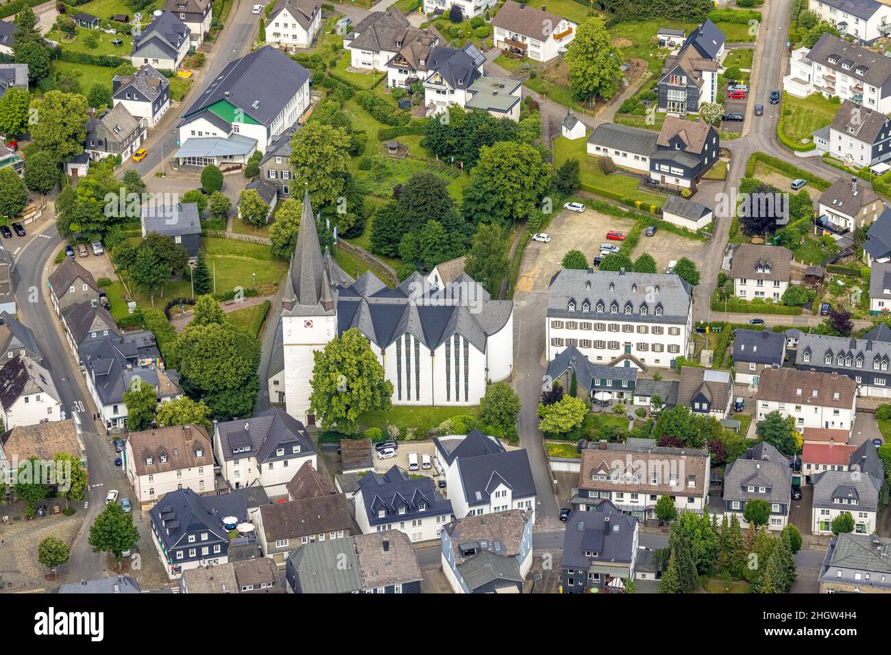 Vue aérienne, église paroissiale de St Clemens, ancien monastère, ancienne abbaye cistercienne, maisons de l'autorité de construction municipale et école de musique, Drolshagen, Sie Banque D'Images