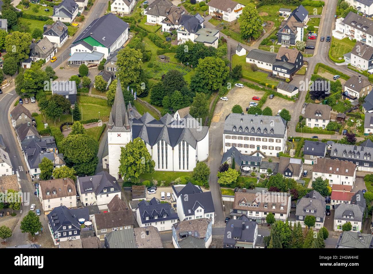 Vue aérienne, église paroissiale de St Clemens, ancien monastère, ancienne abbaye cistercienne, maisons de l'autorité de construction municipale et école de musique, Drolshagen, Sie Banque D'Images