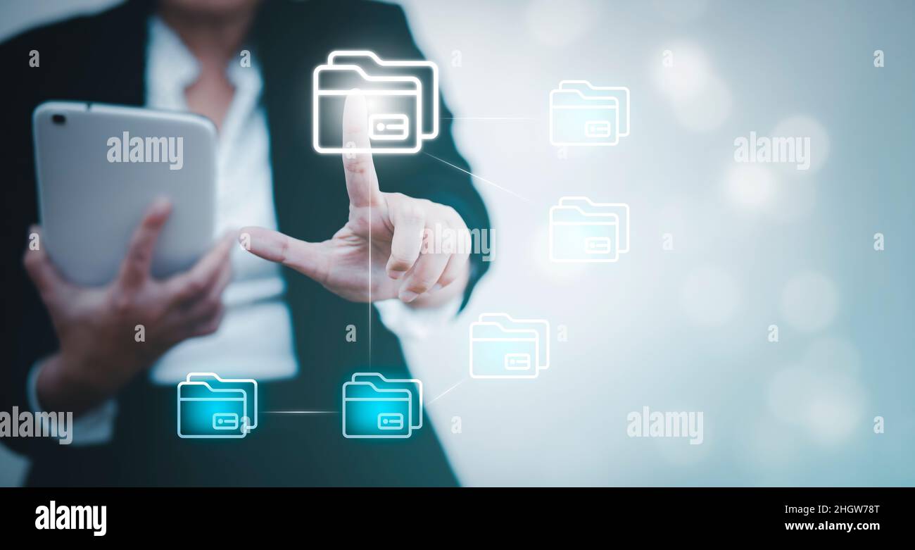 Businesswoman : dossier tactile manuel du système de gestion des documents, base de données de documentation en ligne et automatisation des processus pour gérer efficacement le travail des fichiers, Banque D'Images
