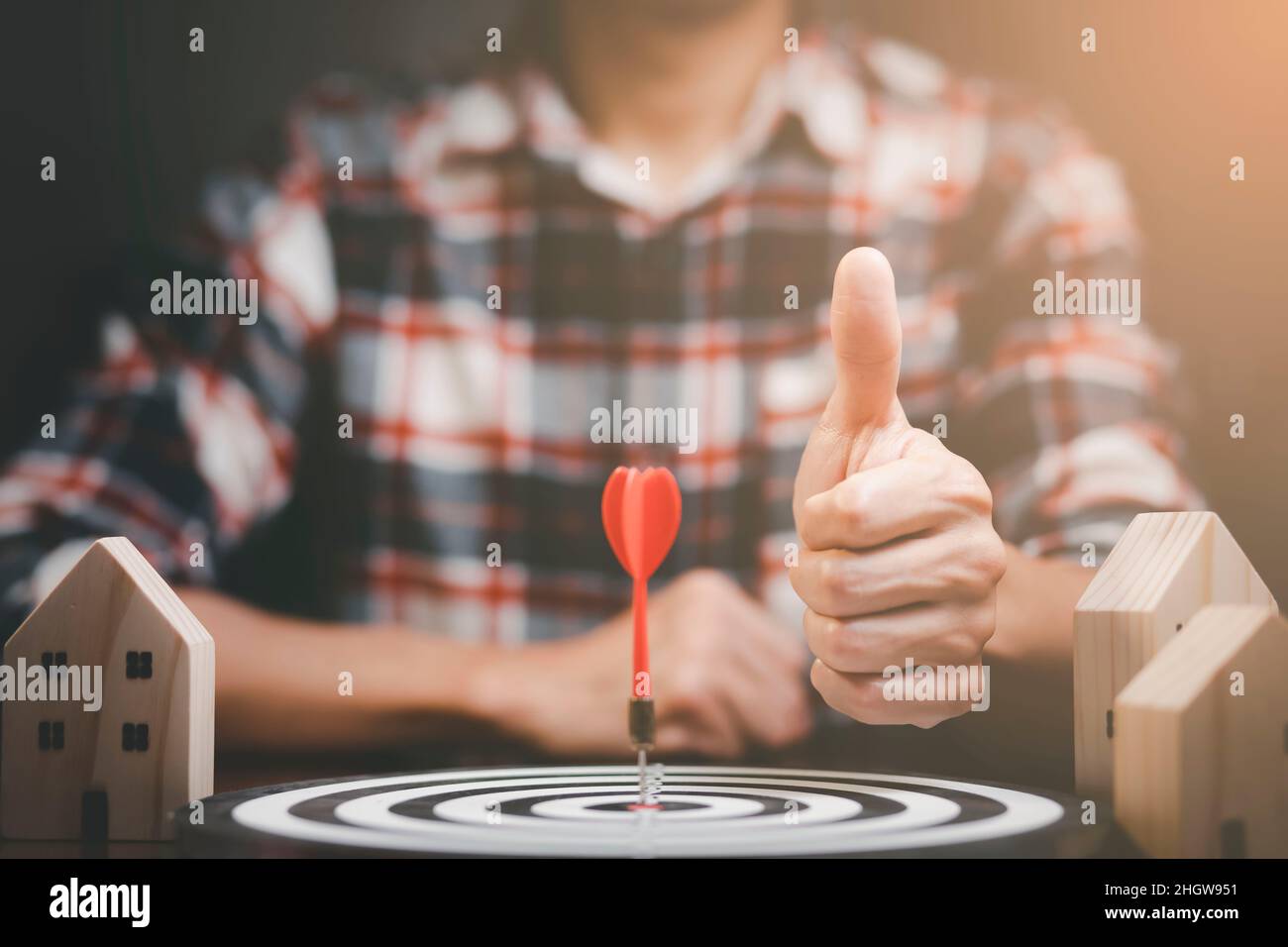 Homme d'affaires montrant les pouces vers le haut mini et modèle de maison en bois du modèle sur table en bois, planification achat Immobilier, planification pour acheter la propriété. Concept Banque D'Images