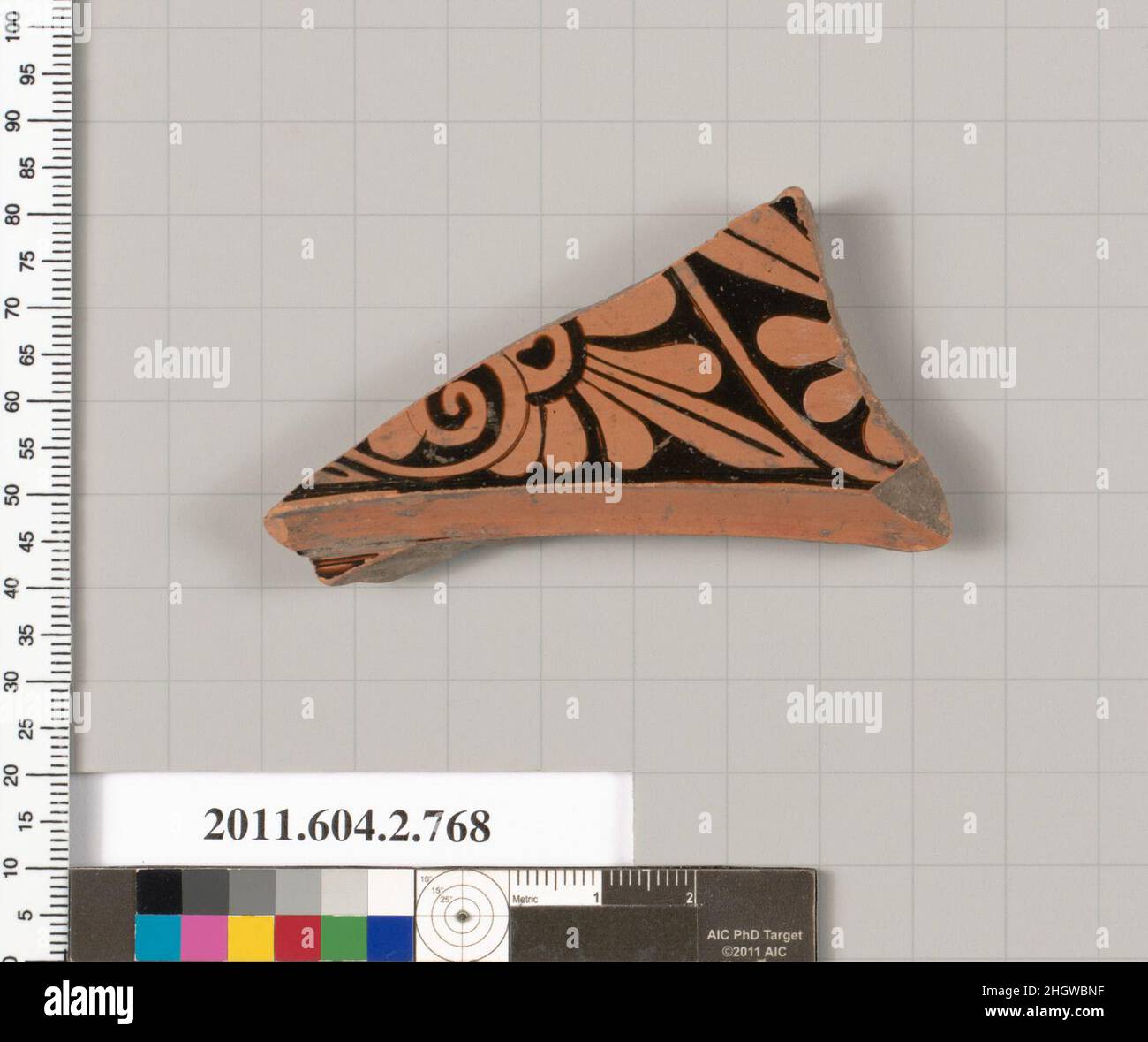 Fragment de terre cuite d'un calyx-krater (bol pour mélanger le vin et l'eau) premier quart du 5th siècle avant J.-C. grec, Attique sur la partie décalée du bord, sous le tore (qui n'est pas conservé), palmettes diagonalement admordées avec des frondes allongées, striées, centrales.Fragment de terre cuite d'un calice-krâter (bol pour mélanger le vin et l'eau).Grec, Attique. Premier quart du 5th siècle avant J.-C..Terre cuite, figure rouge.Archaïque/classique précoce.Vases Banque D'Images