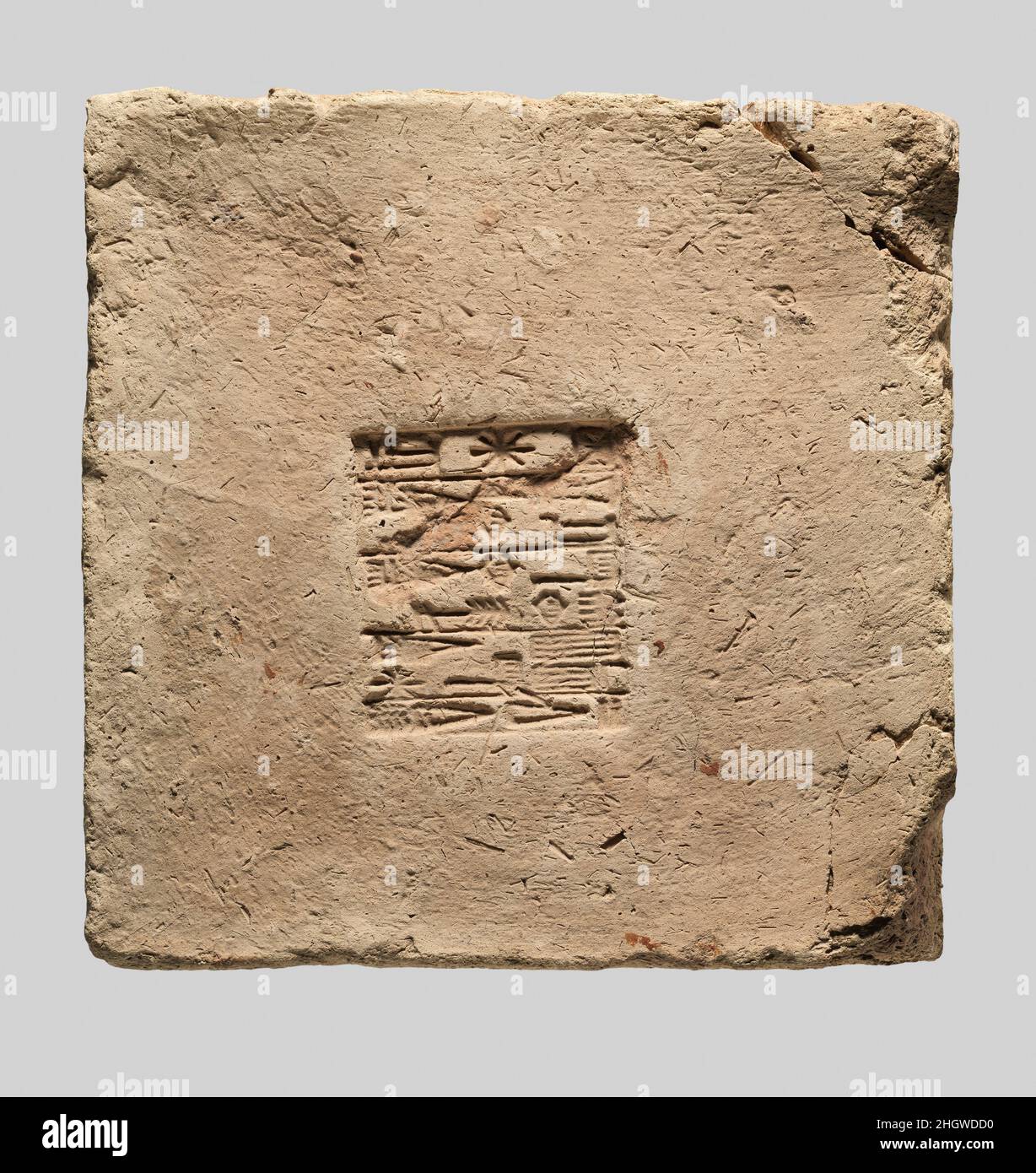 Brique inscrite ca.2112–2095 C.-B. Néo-sumérien cette brique de céramique a été trouvée lors des fouilles de Nippur, la capitale religieuse de la Mésopotamie dans le troisième et début du deuxième millénaire C.-B. Nippur a été la maison d'Enlil, le Dieu principal du panthéon.Les dirigeants d'autres villes mésopotamiennes ont cherché à promouvoir leur royauté et à obtenir la faveur de ce dieu en maintenant, en réparant et parfois en reconstruisant son temple, l'Ekur.La réparation d'un temple a créé l'occasion pour un dirigeant d'enterrer sa propre inscription à l'intérieur des murs, laissant un disque pour les générations futures.la brique est estampillée d'un inscripti Banque D'Images