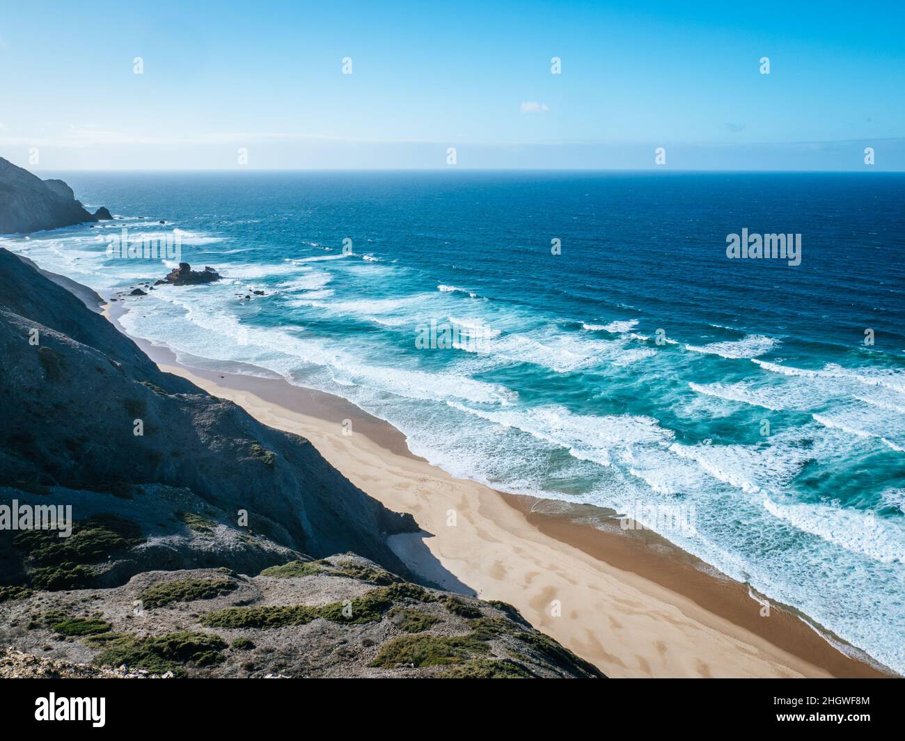 Des vagues turquoise se brisent sur la plage de Praia do Castelejo, dans la région de l'Algarve, au Portugal Banque D'Images