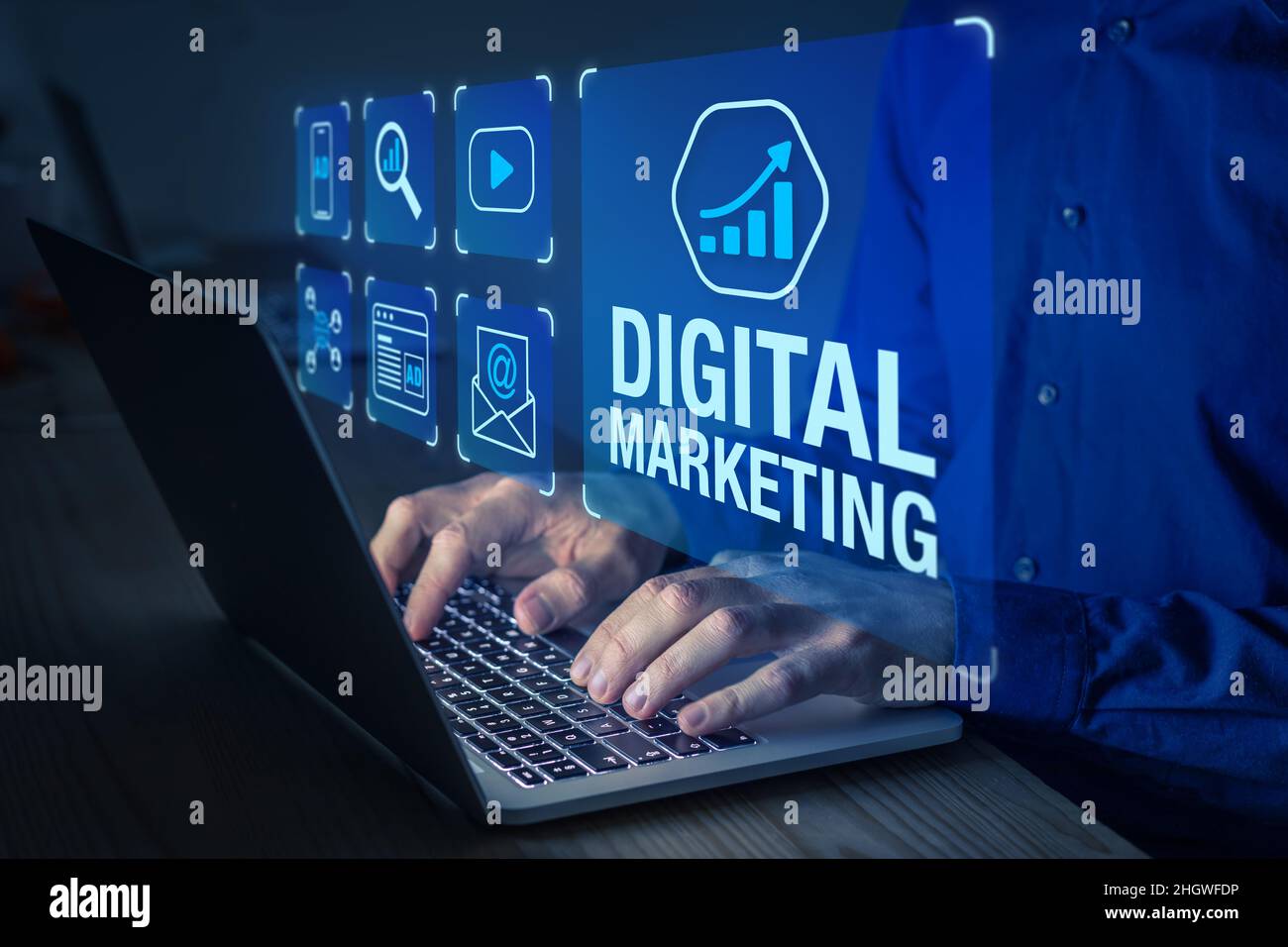 Directeur du marketing numérique travaillant sur la publicité sur les réseaux sociaux, la publicité en ligne sur le site Internet, la publicité de communication de bulletin mobile et par e-mail Banque D'Images