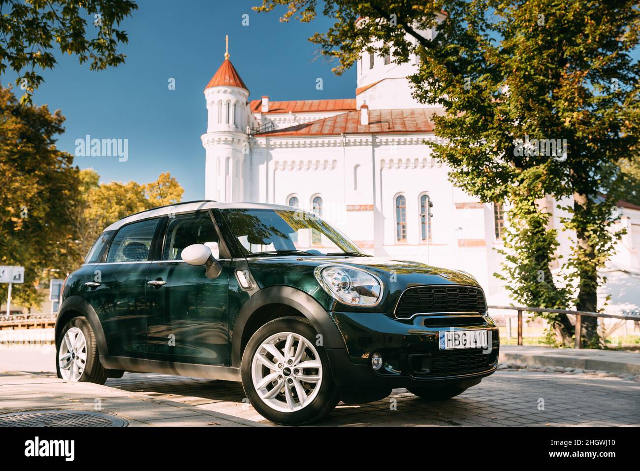 Vilnius, Lituanie.Green Color Mini Cooper parking près de la cathédrale de Theotokos dans la vieille ville de Vilnius. Banque D'Images