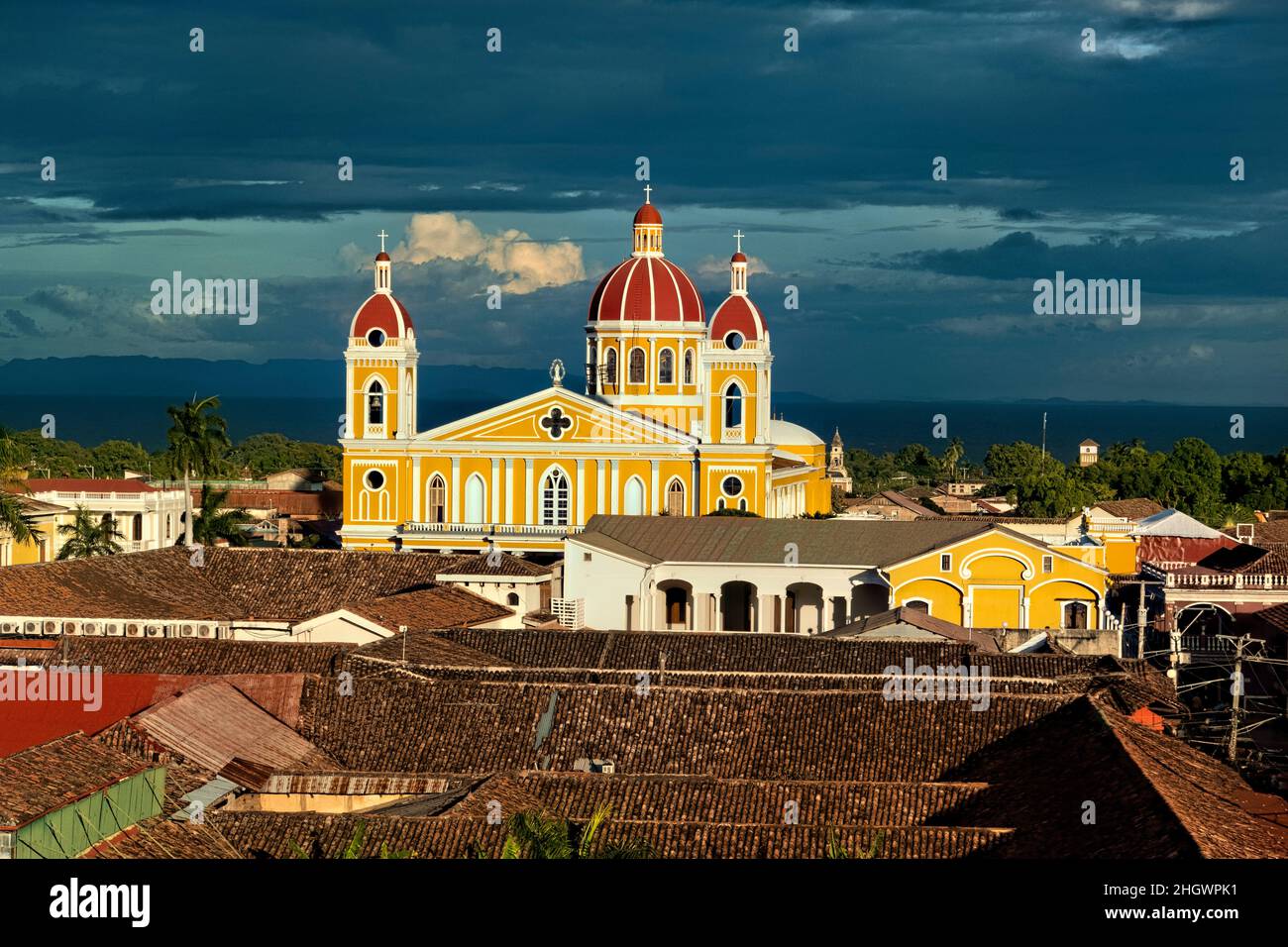 La belle cathédrale néoclassique de Grenade et les toits de Grenade coloniale, Nicaragua Banque D'Images