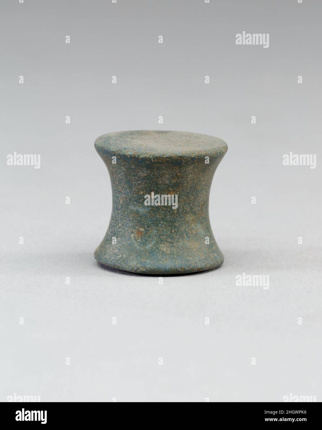 Pièces de jeu en forme de bobine de Neferkhawet's Tomb ca.1504–1447 C.-B. Nouveau Royaume Un tombeau familial, établi par un homme nommé Neferkhawet, a été fouillé par l'expédition égyptienne du Metropolitan Museum of Art en 1935.Une des dernières personnes enterrées dans la tombe était une femme dont le nom n'a été enregistré sur aucun des objets de la tombe.À l'intérieur de son cercueil se trouvait un ensemble incomplet de pièces de jeu, cinq en forme de bobine comme celui-ci et cinq coniques.Ceux-ci auraient été utilisés pour jouer les jeux senet et 20-places.Aucune trace d'une boîte de jeu d'accompagnement n'a été enregistrée par les excavatrices.Le cercueil lui-même wa Banque D'Images