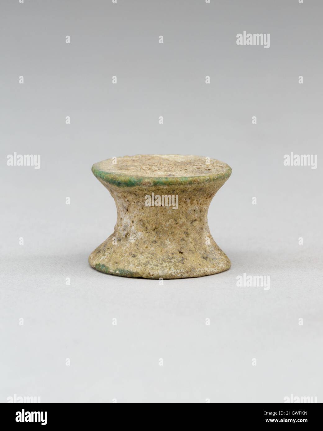 Pièce de jeu en forme de bobine, tombe de Neferkhawet ca.1504–1447 C.-B. Nouveau Royaume Un tombeau familial, établi par un homme nommé Neferkhawet, a été fouillé par l'expédition égyptienne du Metropolitan Museum of Art en 1935.Une des dernières personnes enterrées dans la tombe était une femme dont le nom n'a été enregistré sur aucun des objets de la tombe.À l'intérieur de son cercueil se trouvait un ensemble incomplet de pièces de jeu, cinq en forme de bobine comme celui-ci et cinq coniques.Ceux-ci auraient été utilisés pour jouer les jeux senet et 20-places.Aucune trace d'une boîte de jeu d'accompagnement n'a été enregistrée par les excavatrices.Le cercueil lui-même était Banque D'Images