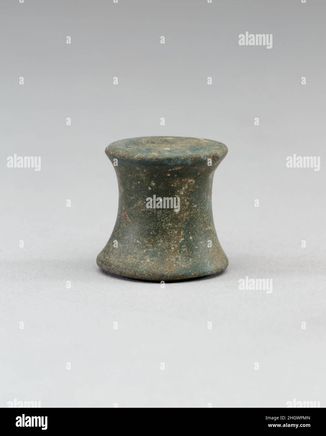 Pièces de jeu en forme de bobine de Neferkhawet's Tomb ca.1504–1447 C.-B. Nouveau Royaume Un tombeau familial, établi par un homme nommé Neferkhawet, a été fouillé par l'expédition égyptienne du Metropolitan Museum of Art en 1935.Une des dernières personnes enterrées dans la tombe était une femme dont le nom n'a été enregistré sur aucun des objets de la tombe.À l'intérieur de son cercueil se trouvait un ensemble incomplet de pièces de jeu, cinq en forme de bobine comme celui-ci et cinq coniques.Ceux-ci auraient été utilisés pour jouer les jeux senet et 20-places.Aucune trace d'une boîte de jeu d'accompagnement n'a été enregistrée par les excavatrices.Le cercueil lui-même wa Banque D'Images