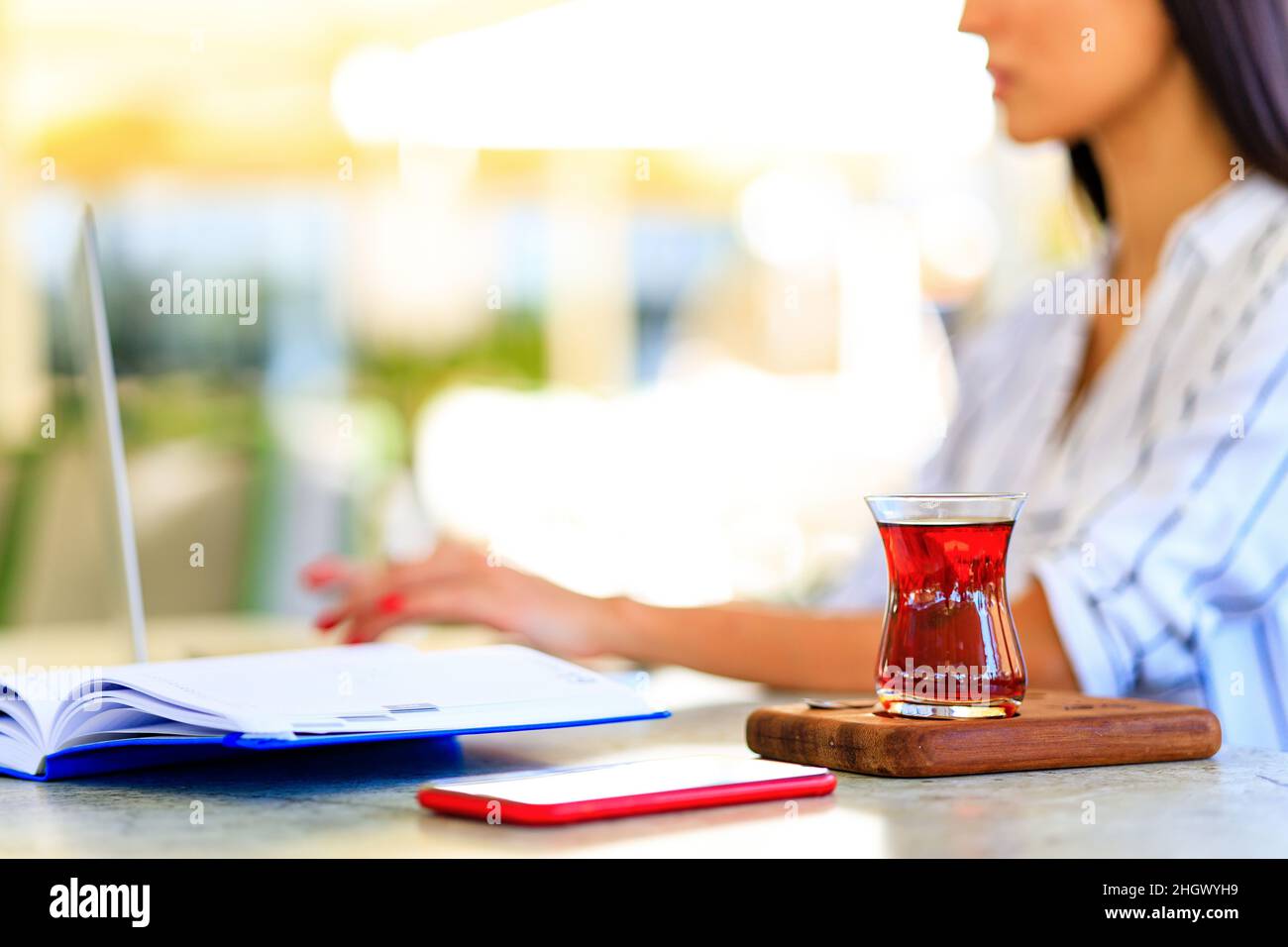 Femme d'affaires asiatique occupée à travailler sur ordinateur portable dans un café d'été en plein air sur la plage tropicale Banque D'Images