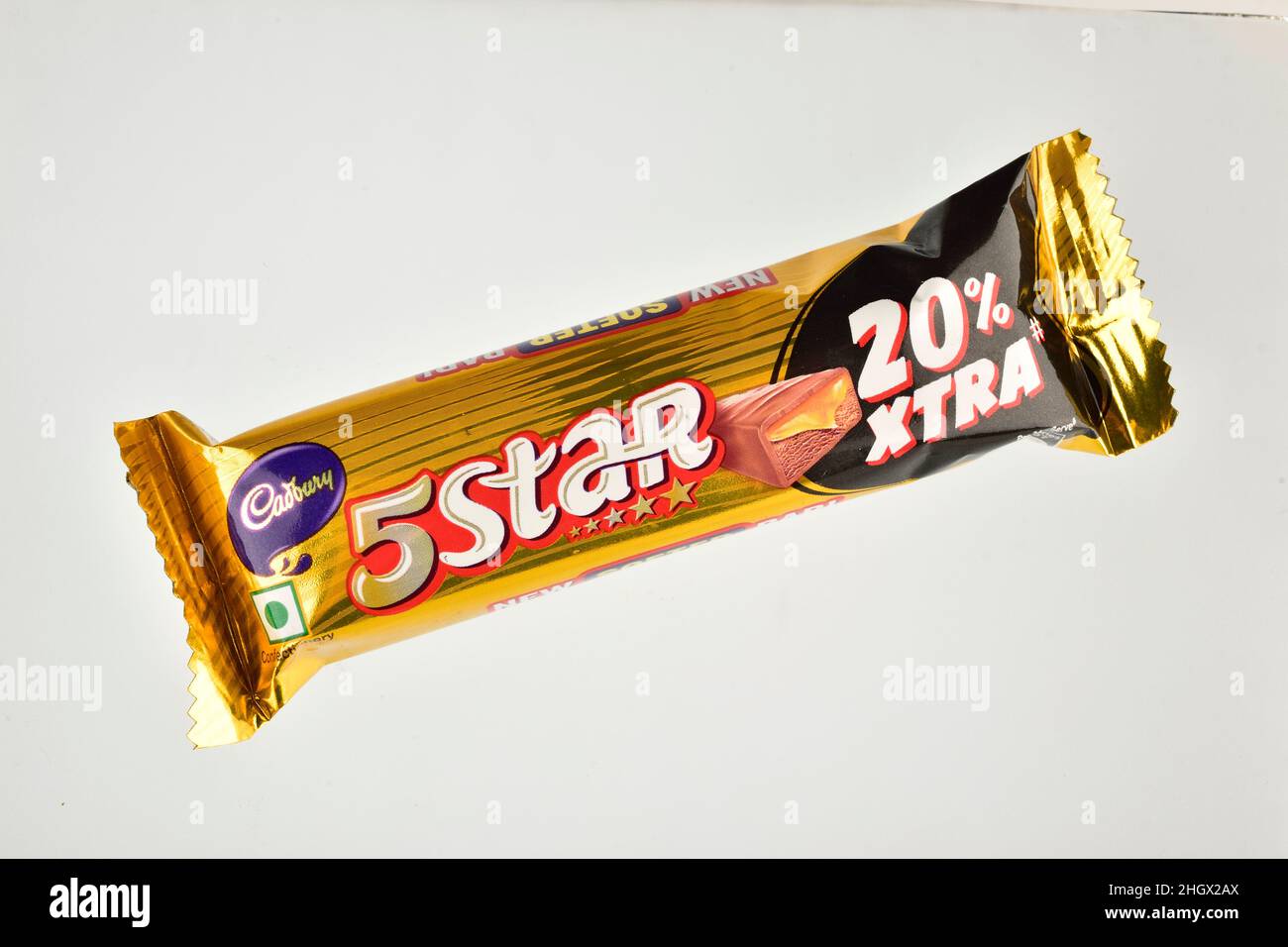 New Delhi, Inde, 22 Jaunary 2022:- chocolat Cadbury 5 étoiles sur fond blanc Banque D'Images