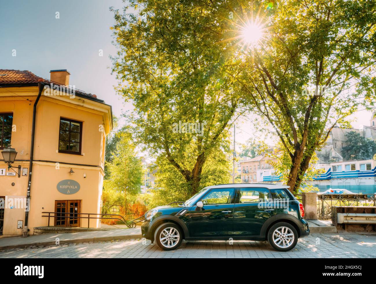 Vilnius, Lituanie.Green Color Mini Cooper parking à la rue en automne Sunny Day Banque D'Images