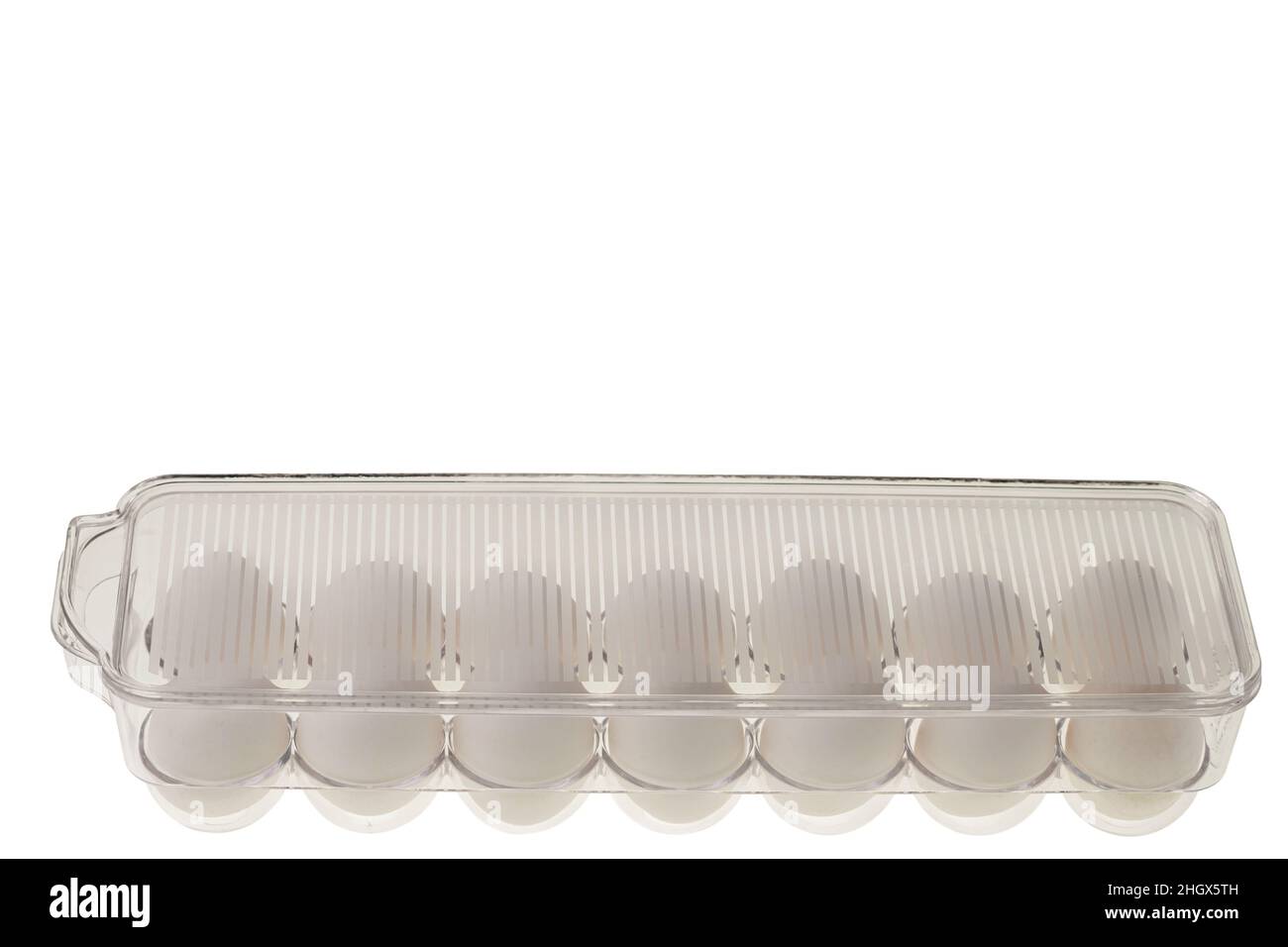 Vue rapprochée des œufs de poulet blancs dans une cellule isolée. Les origines de la nourriture. Concept de saine alimentation. Banque D'Images