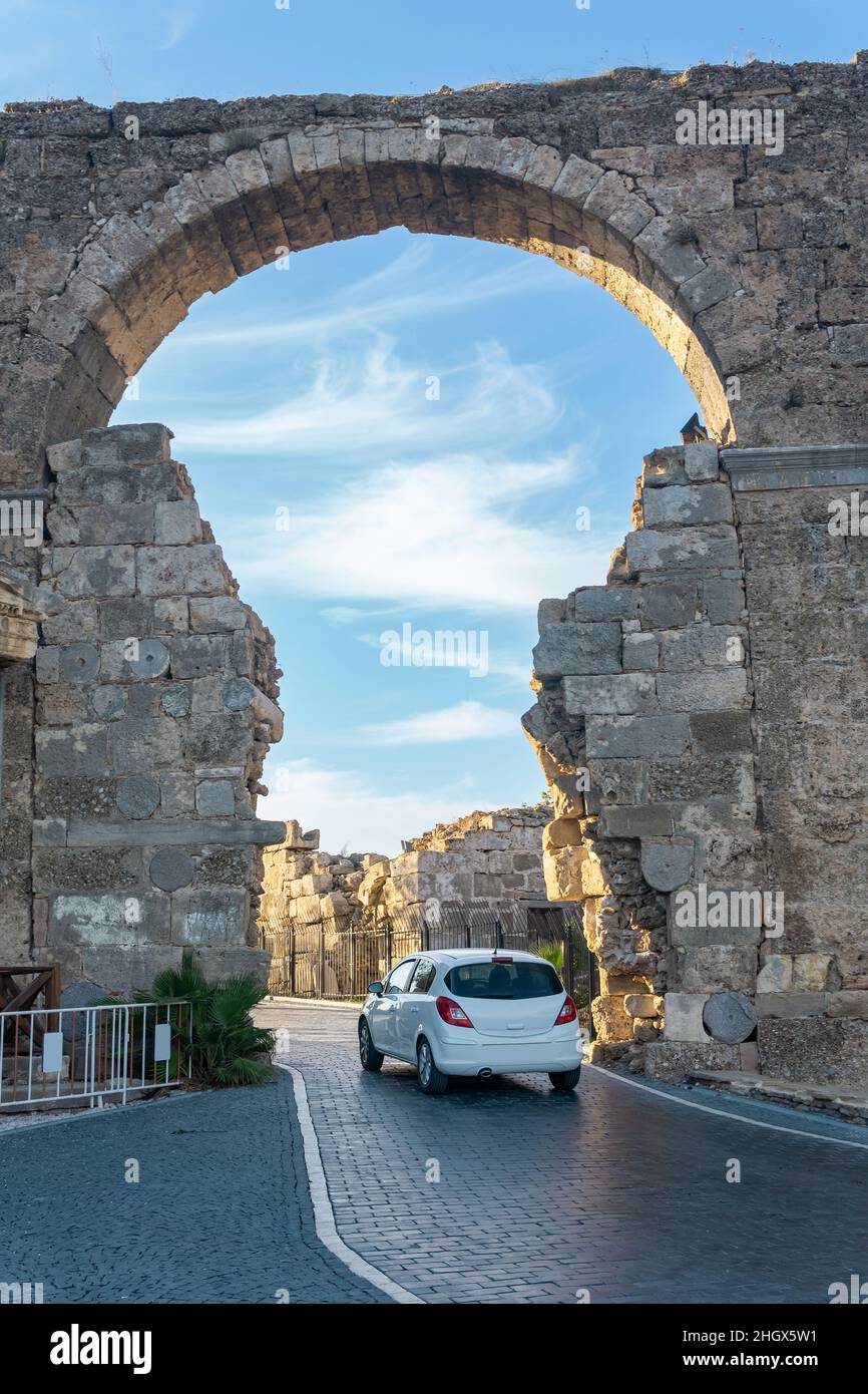 Une voiture moderne passe par l'ancienne porte de Vespasien à côté, en Turquie Banque D'Images