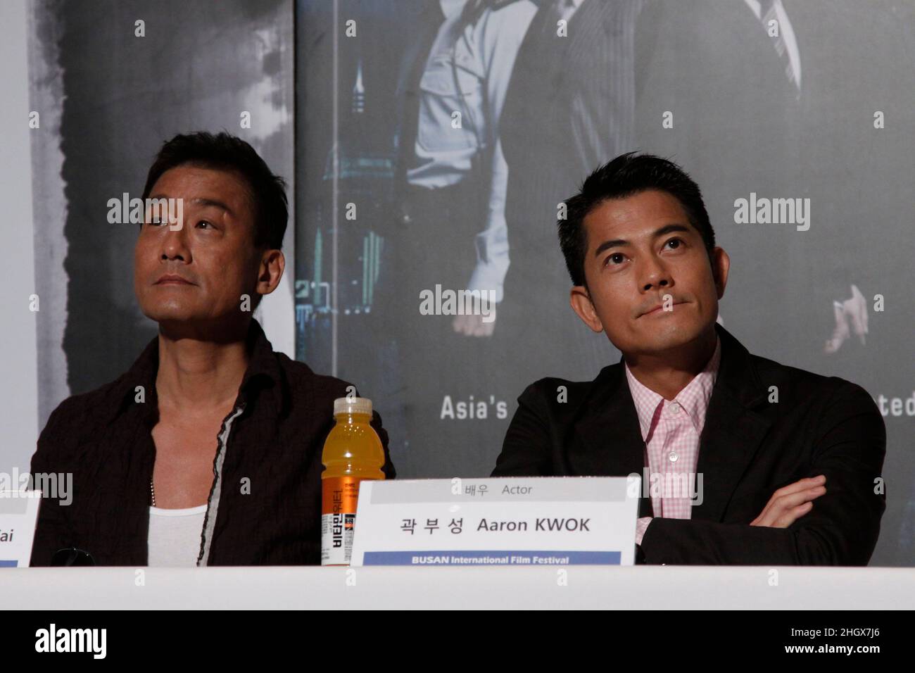 4 octobre 2012 - Busan, Corée du Sud : l'acteur Tony Leung Ka-Fai(L) et Aaron Kwok assistent à la conférence de presse lors de la conférence de presse du film d'ouverture 'Guerre froide' du Festival international de film de Busan 17th au Centre de cinéma de Busan.En plus de la galaxie désormais inévitable des stars qui promeuvent des blockbusters de toute l'Asie,Cette année, le Festival international du film de Busan filera un film nord-coréen pour la première fois depuis près d'une décennie, ainsi que six films classiques afghans cachés dans un mur pour les sauver des Talibans.(Ryu Seung-il / Polaris) Banque D'Images