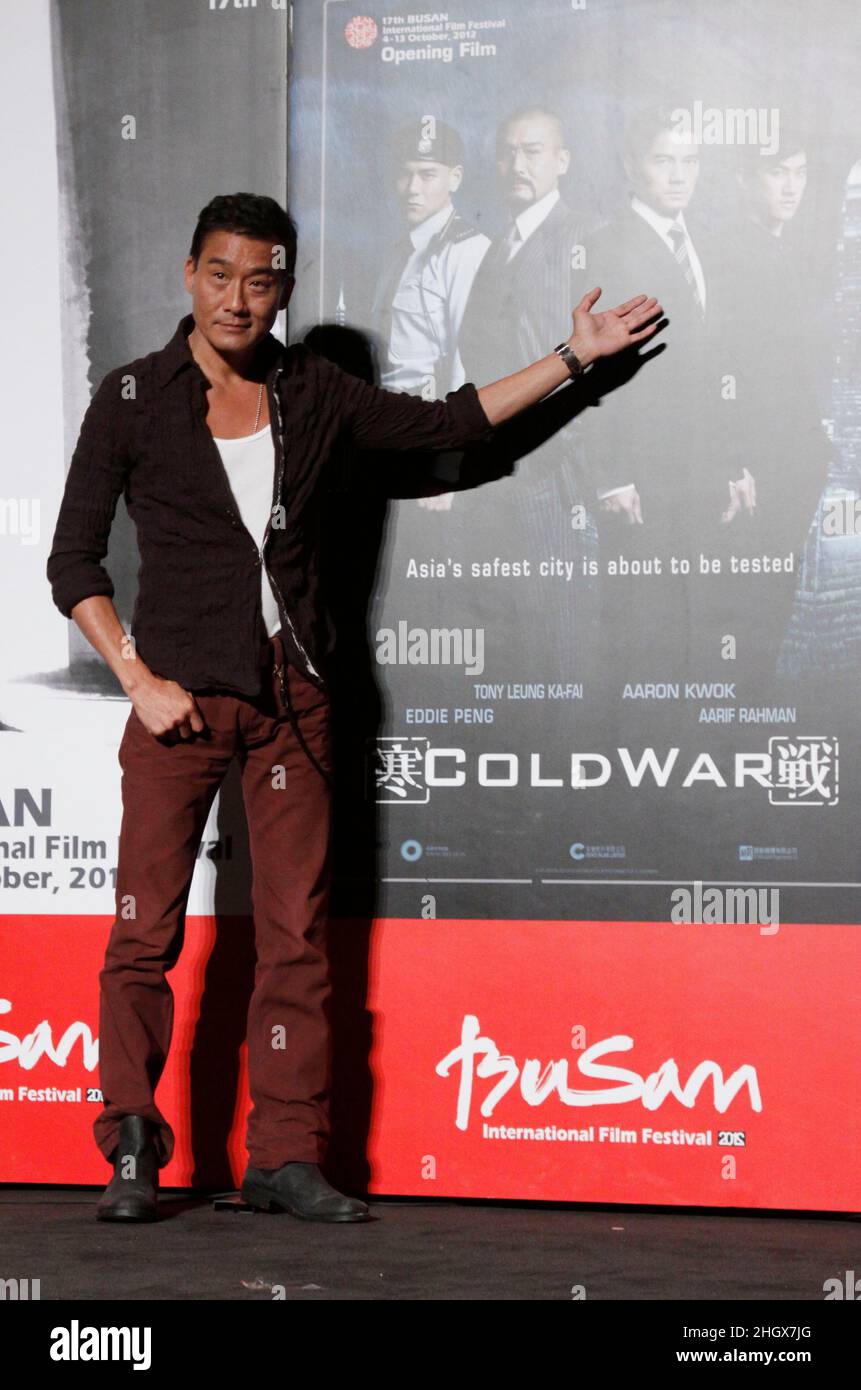 4 octobre 2012 - Busan, Corée du Sud : l'acteur Tony Leung Ka-Fai assiste à la conférence de presse lors du Festival international du film de Busan 17th film d'ouverture 'Guerre froide' Conférence de presse de projection au Centre de cinéma de Busan.En plus de la galaxie désormais inévitable des stars qui promeuvent des blockbusters de toute l'Asie,Cette année, le Festival international du film de Busan filera un film nord-coréen pour la première fois depuis près d'une décennie, ainsi que six films classiques afghans cachés dans un mur pour les sauver des Talibans.(Ryu Seung-il / Polaris) Banque D'Images